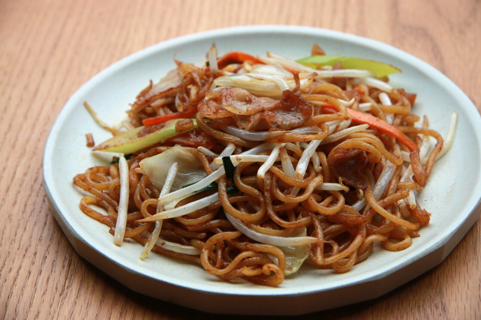 皿に盛った調理済み焼きそば