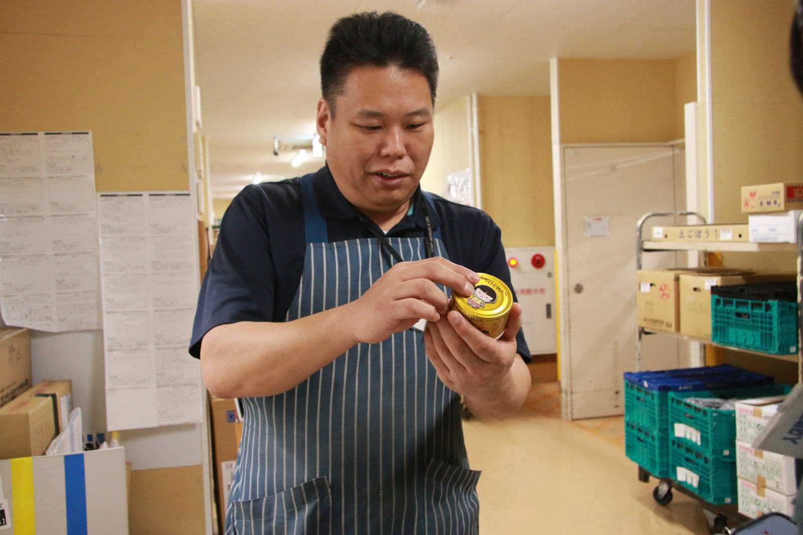 缶詰をチェックする副店長の柴田さん