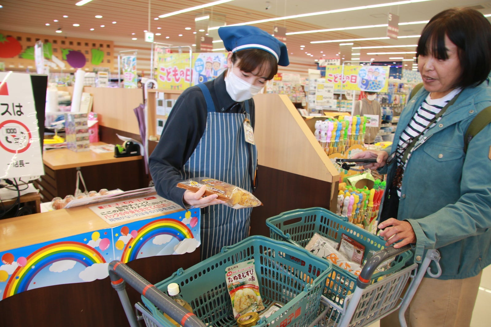 静岡土産を確認する田子重のスタッフ