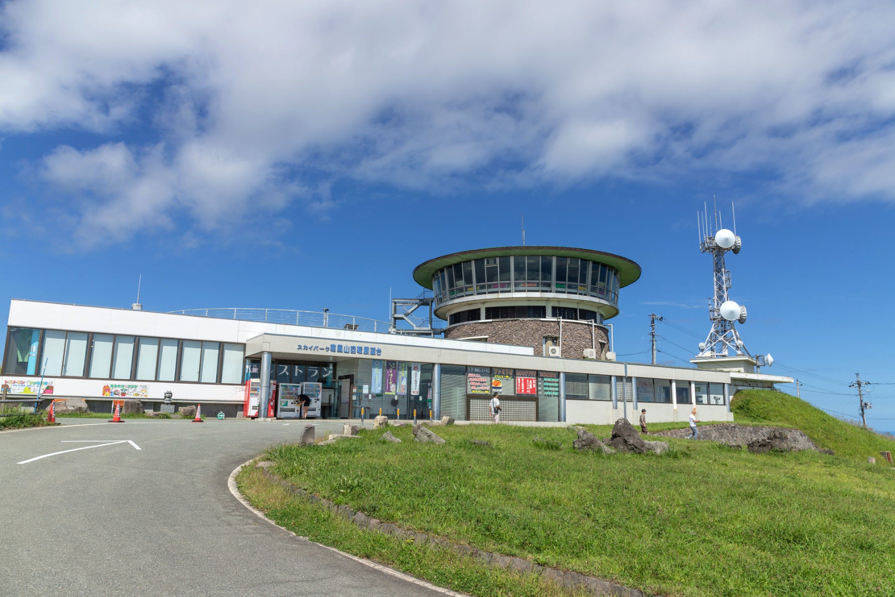 写真5　道中には駐車スペースや休憩所も点在しているため、ゆっくりと景色を堪能しながらドライブができる