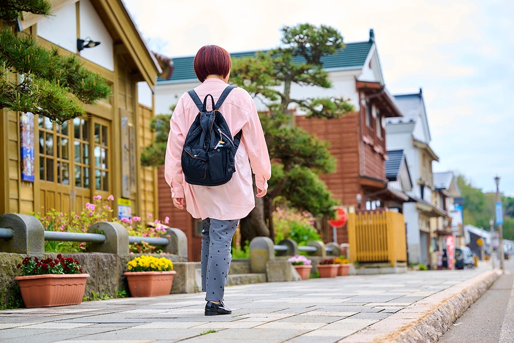 商家が建ち並ぶいにしえ街道をそぞろ歩くモデル