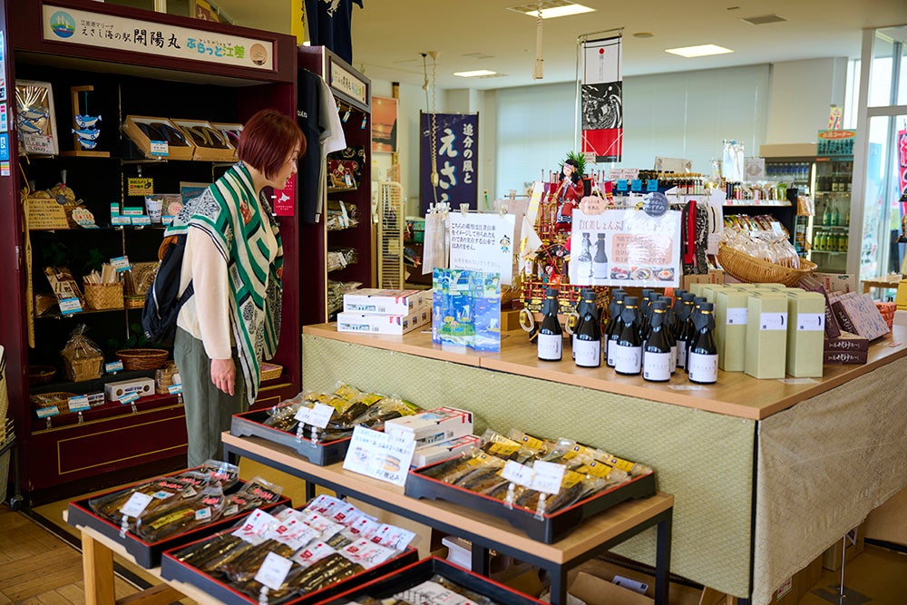ぷらっと江差内観。定番土産のほかにも、季節の地元産食材も多い