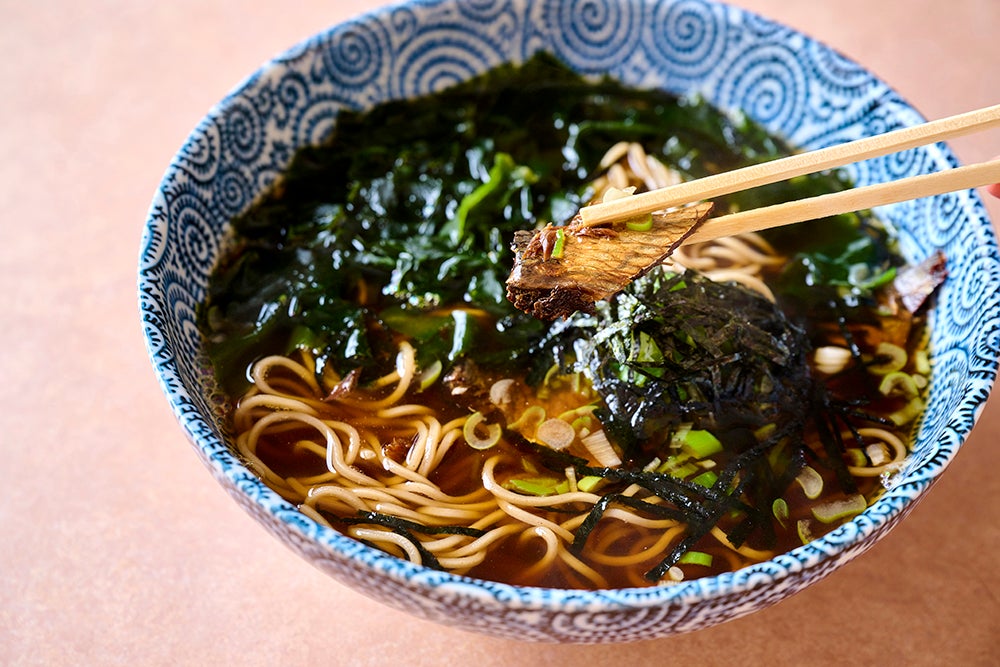 江差町の定番名物、にしんそば。ほろりと煮込まれたニシンが美味