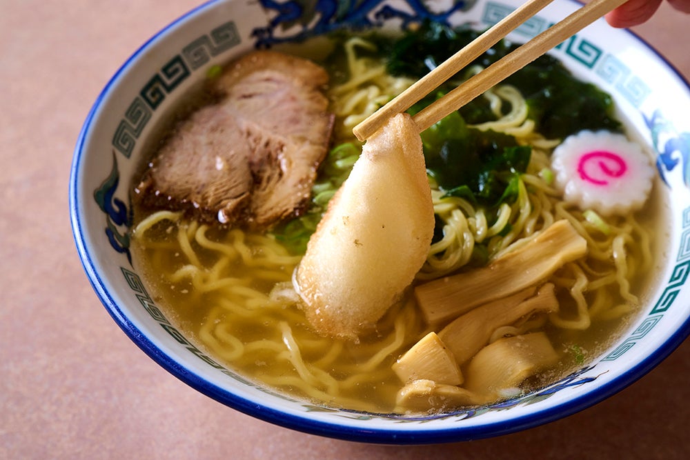 人気の塩ラーメンには、北海道ならではの具材「お麩」がポイント