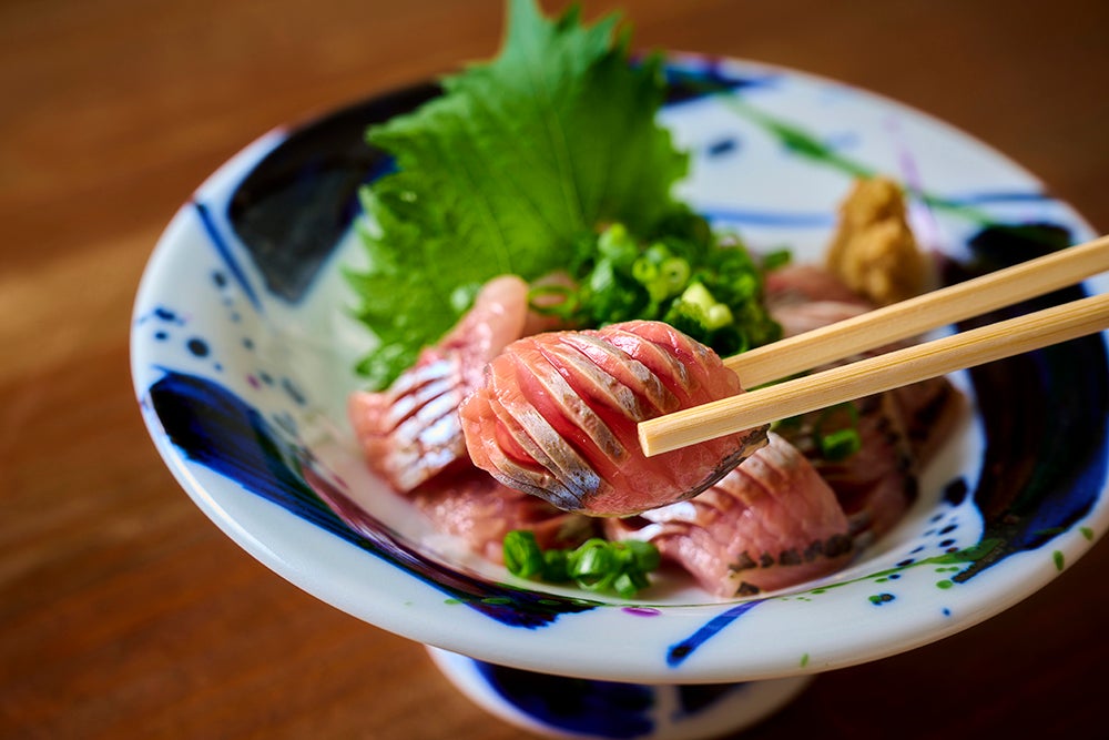 細かく包丁が入ったニシンの刺身