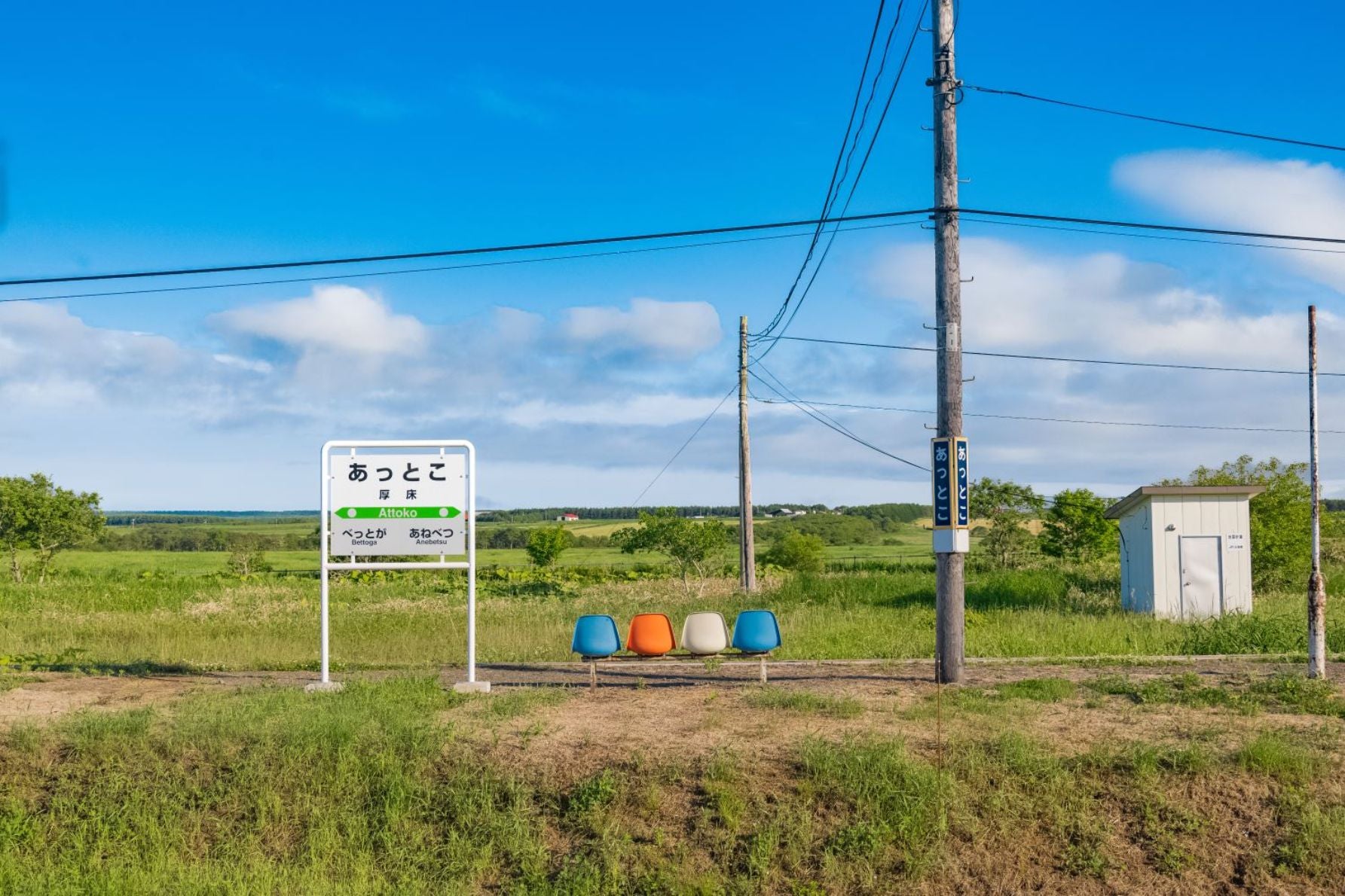 駅名標とベンチに旅情を誘われる