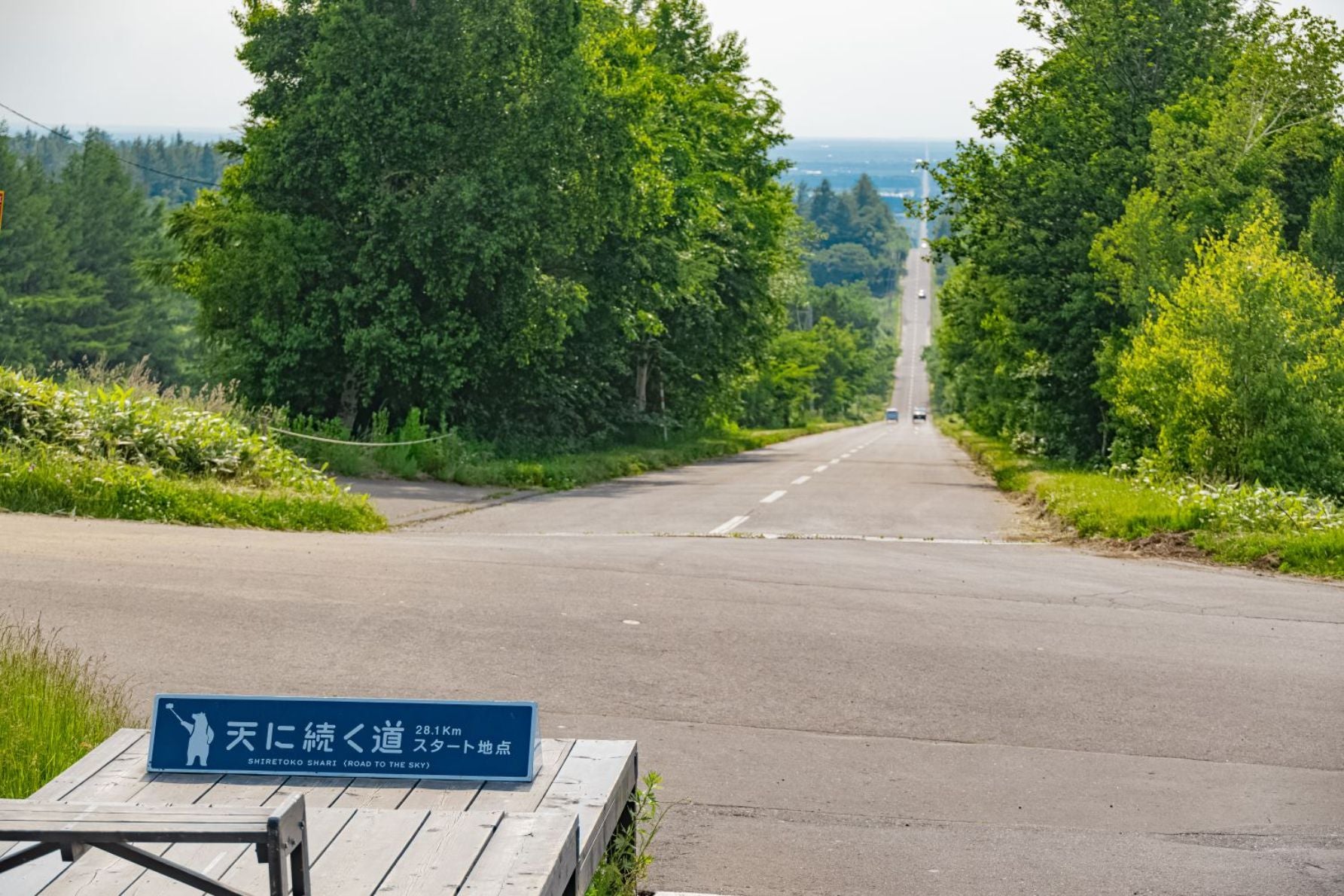 直線道路の起点には展望台がある