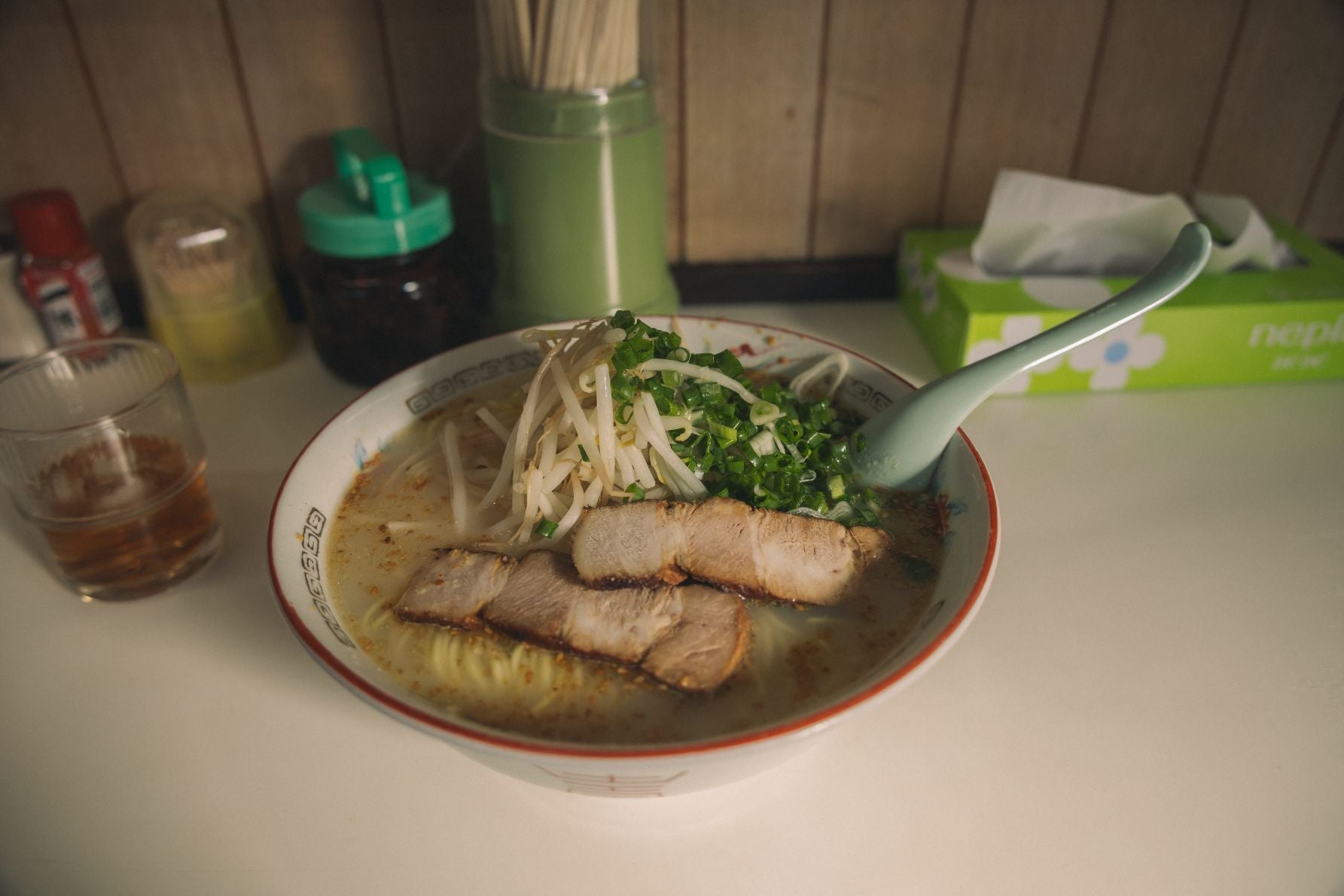何げなく入ったごはん屋さんで食べるラーメン、おいしい