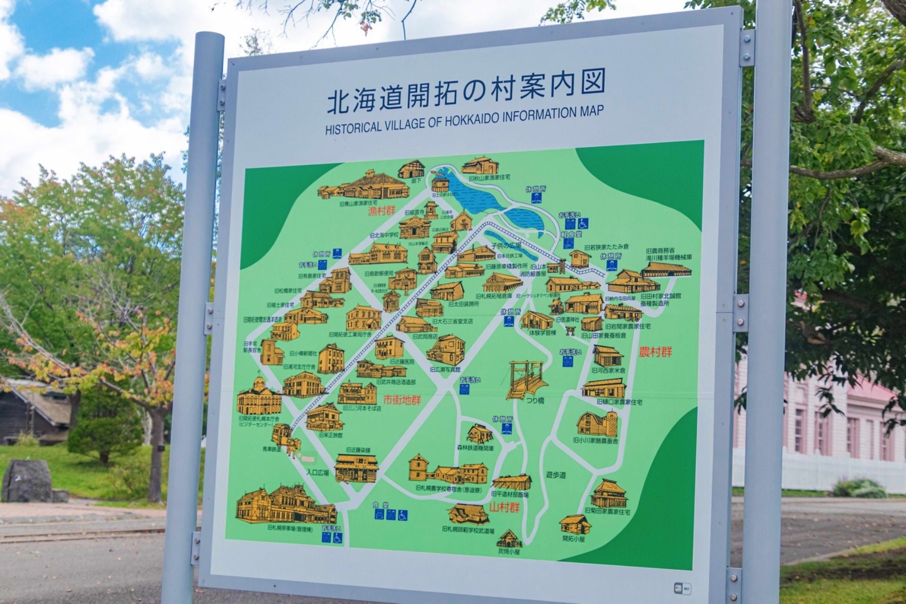 数多くの歴史的な建物が並ぶ