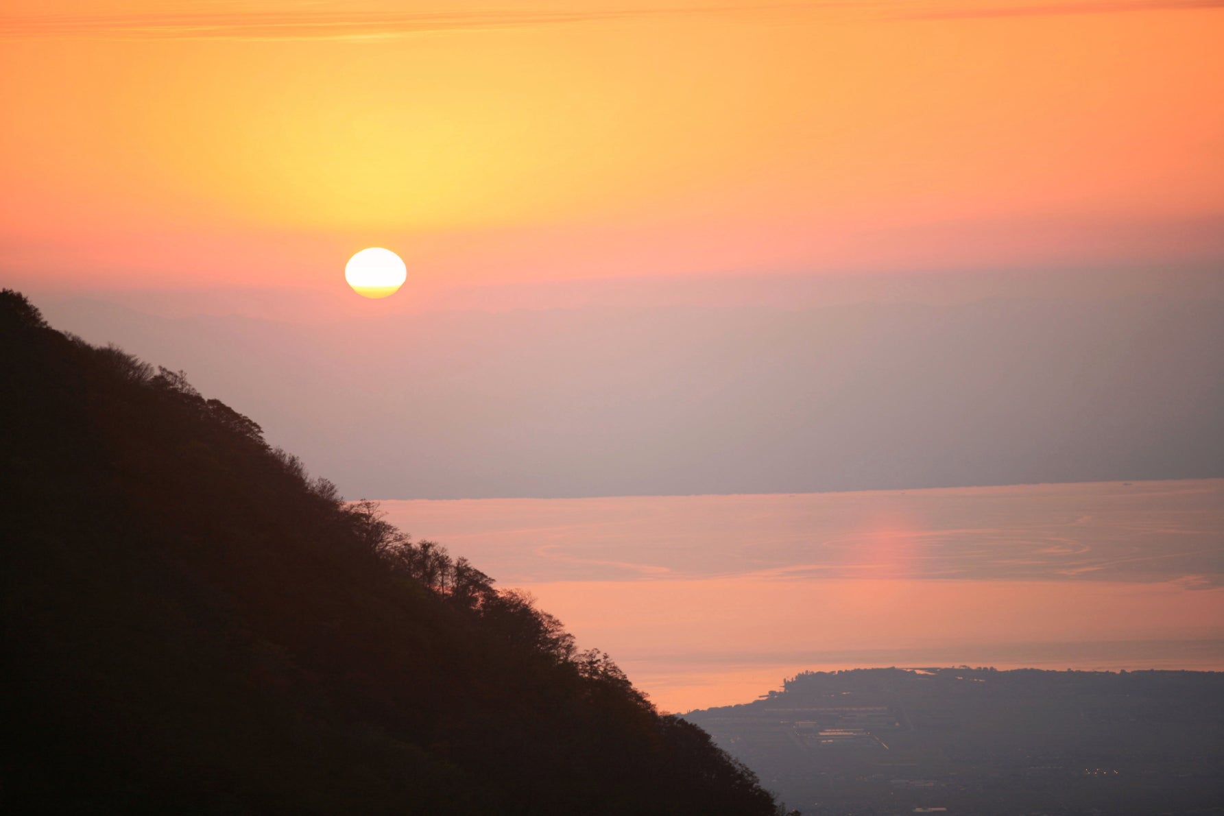 写真5　夕日が沈む時間に合わせて山頂付近に到着すれば、美しい夕焼けの景色を楽しめる