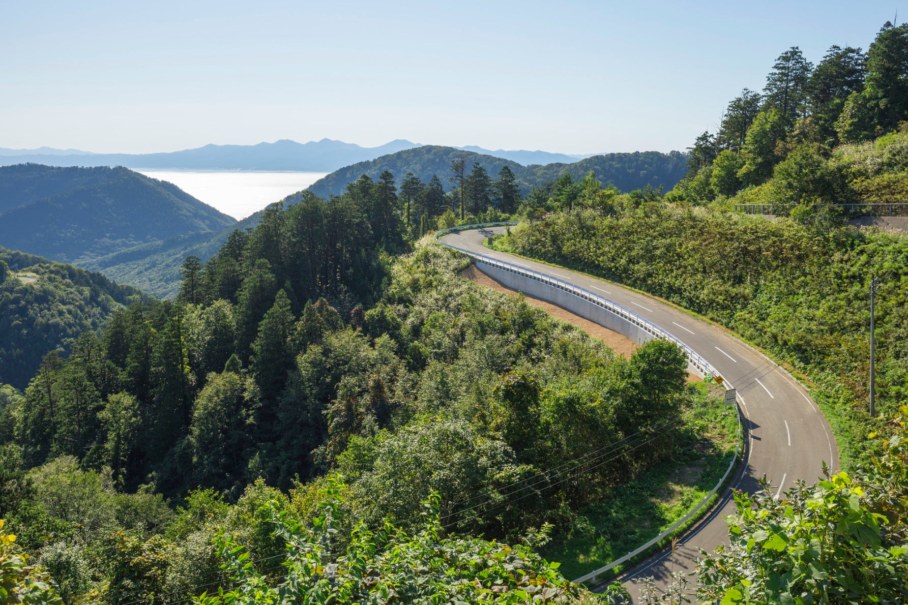 写真2 青森県の海峡ラインならではの雄大で自然豊かな景観が楽しめ、時期によっては雲海も現れる