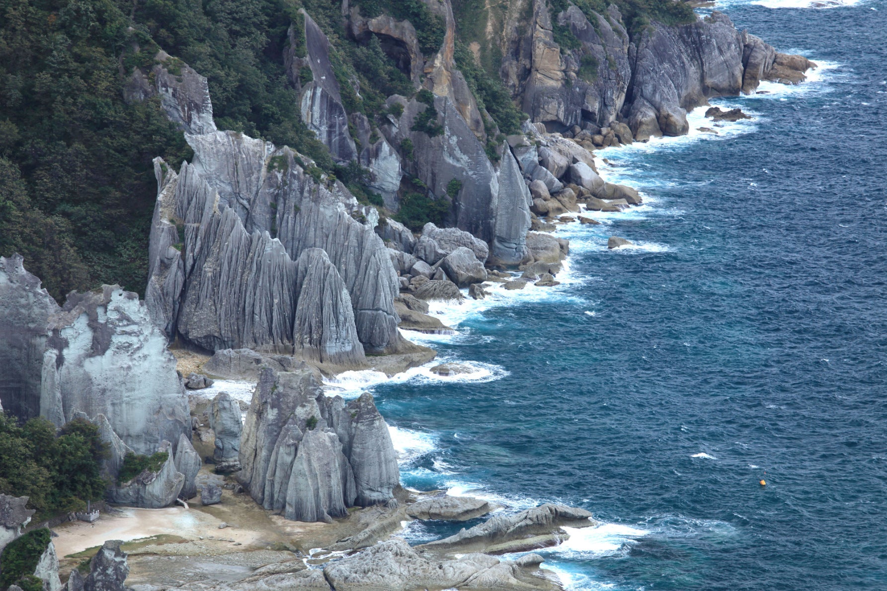 写真3 仏ヶ浦に並ぶ奇岩群は、観光船に乗って海側から望むこともできる