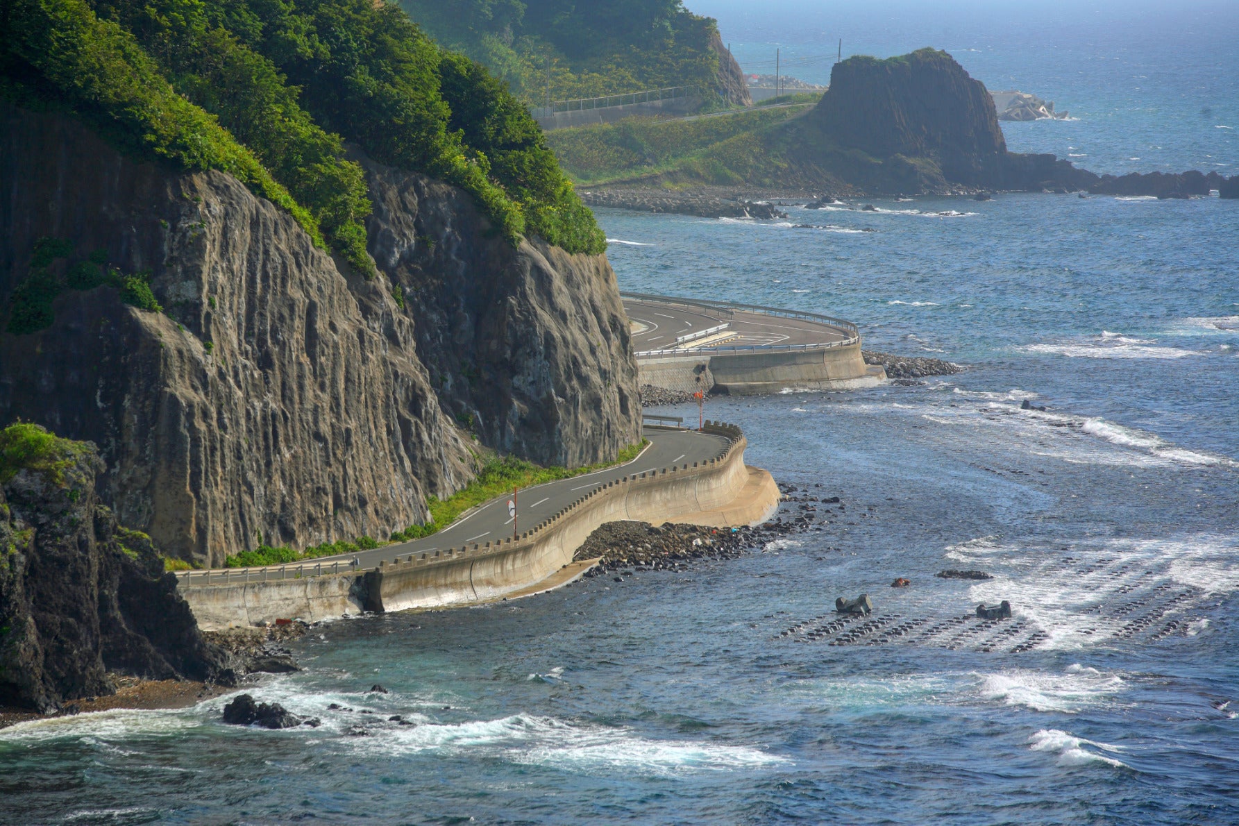写真4　断崖絶壁の壁と海に挟まれた道からは、圧巻の景色が広がる