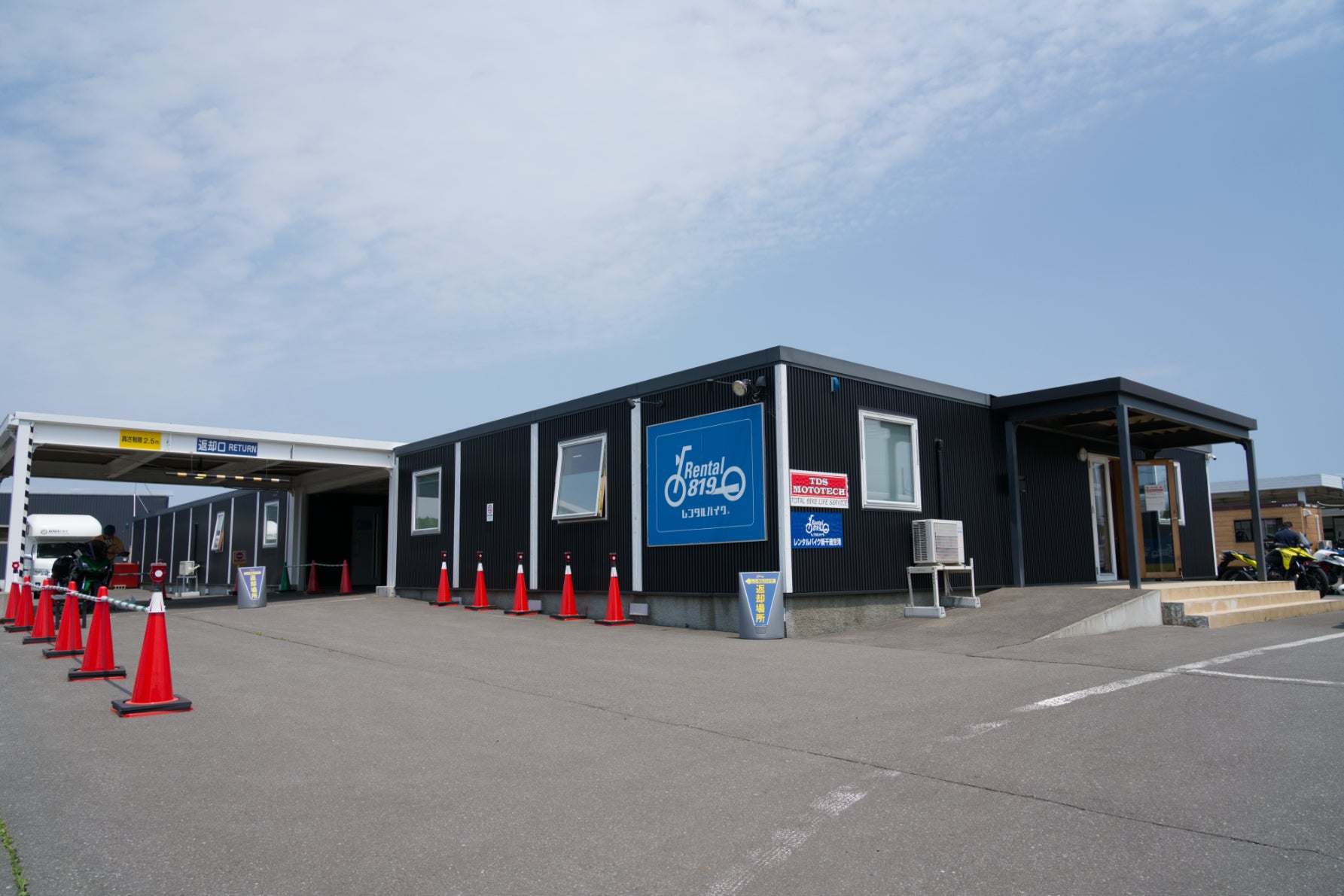 新千歳空港キャンピングカーレンタルセンターの外観と店内１
