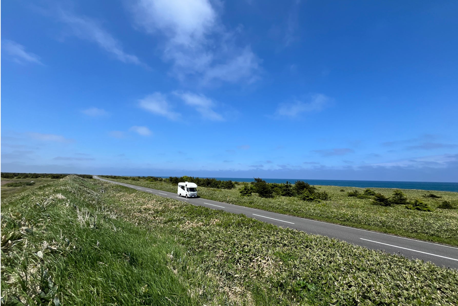 直線道路を宗谷岬方面に進み、クランクを曲がるとエサヌカ線がより海辺に