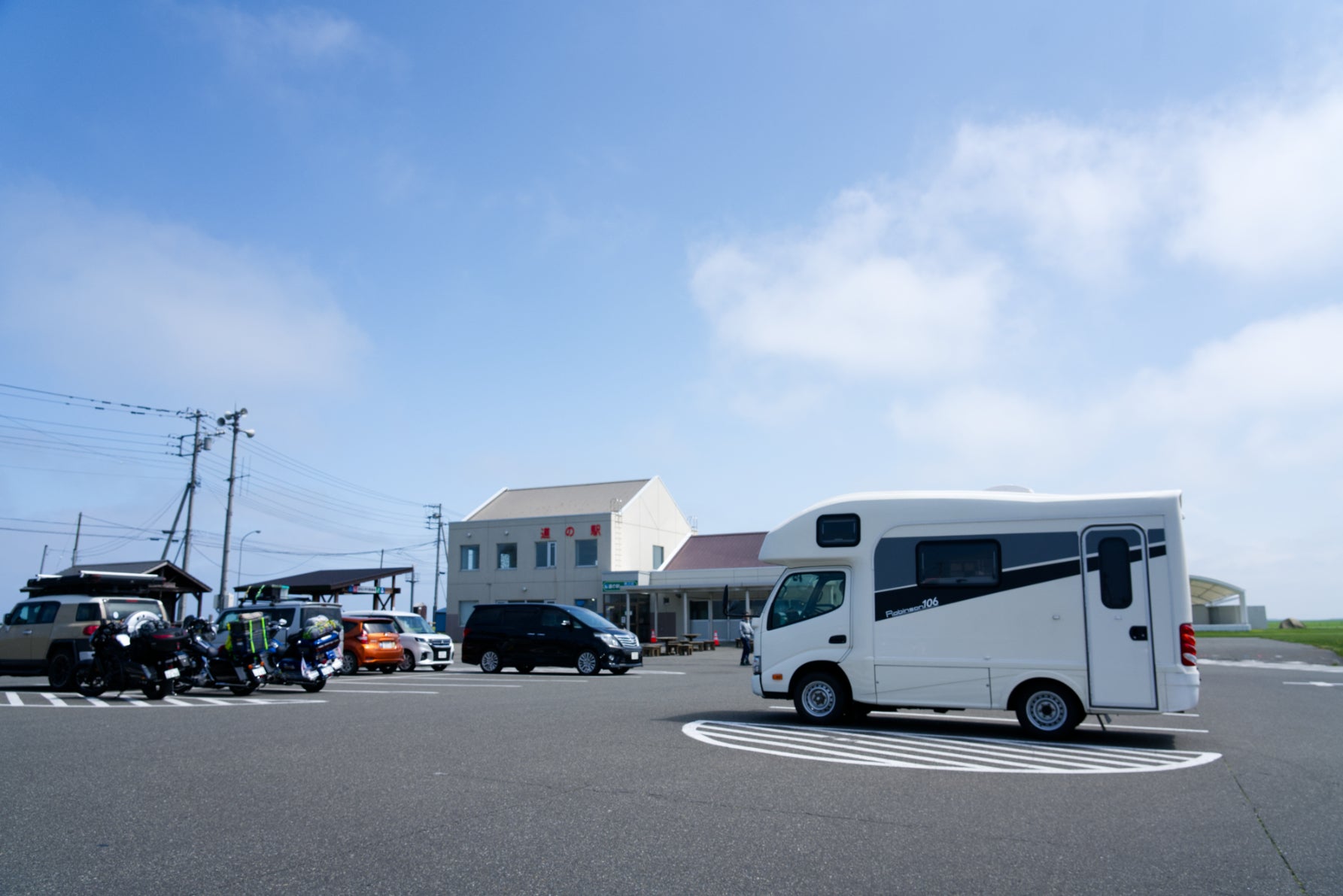 道の駅さるふつ公園の駐車場は広く、キャブコンでも駐車しやすい