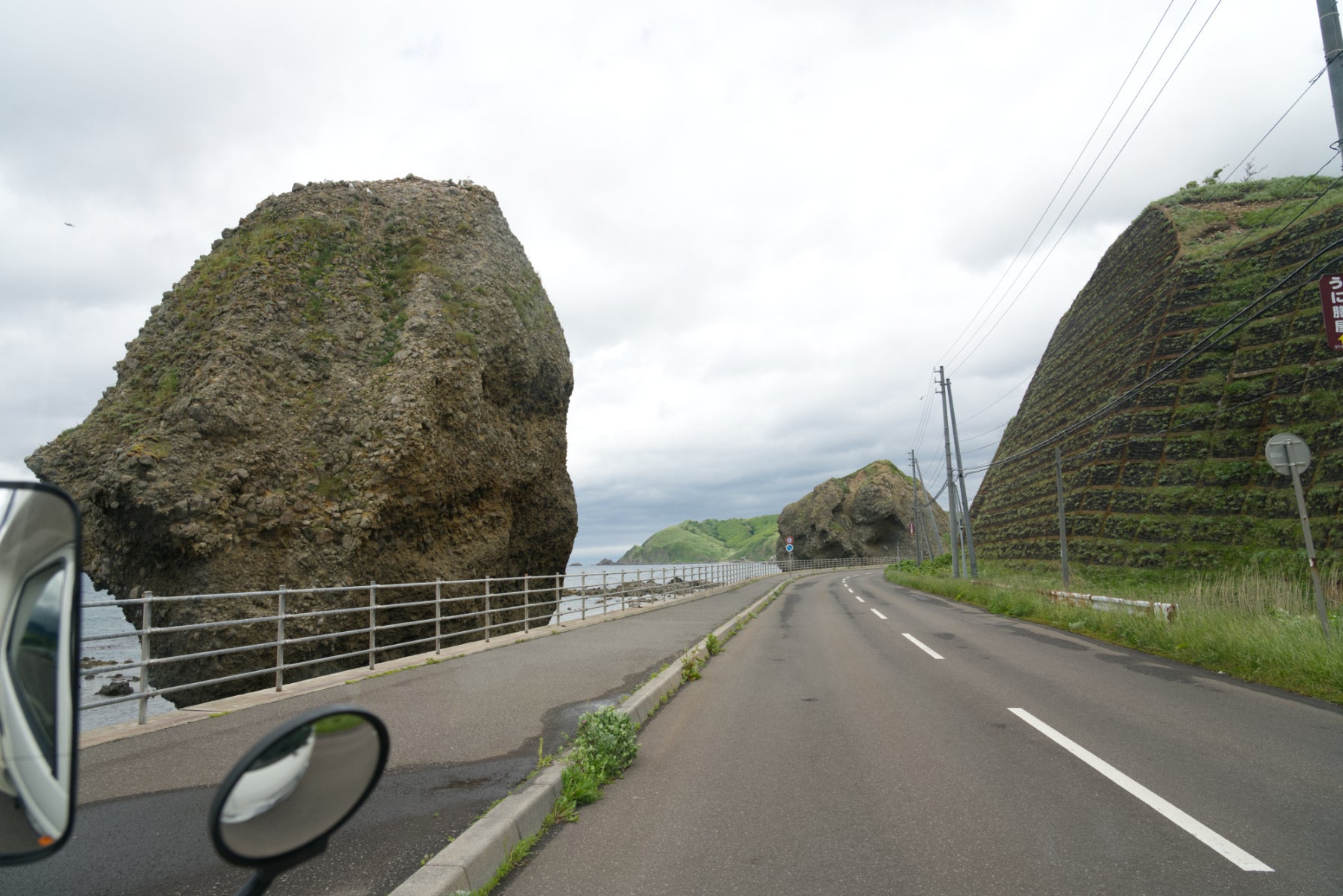 海岸沿いは奇岩が多い1