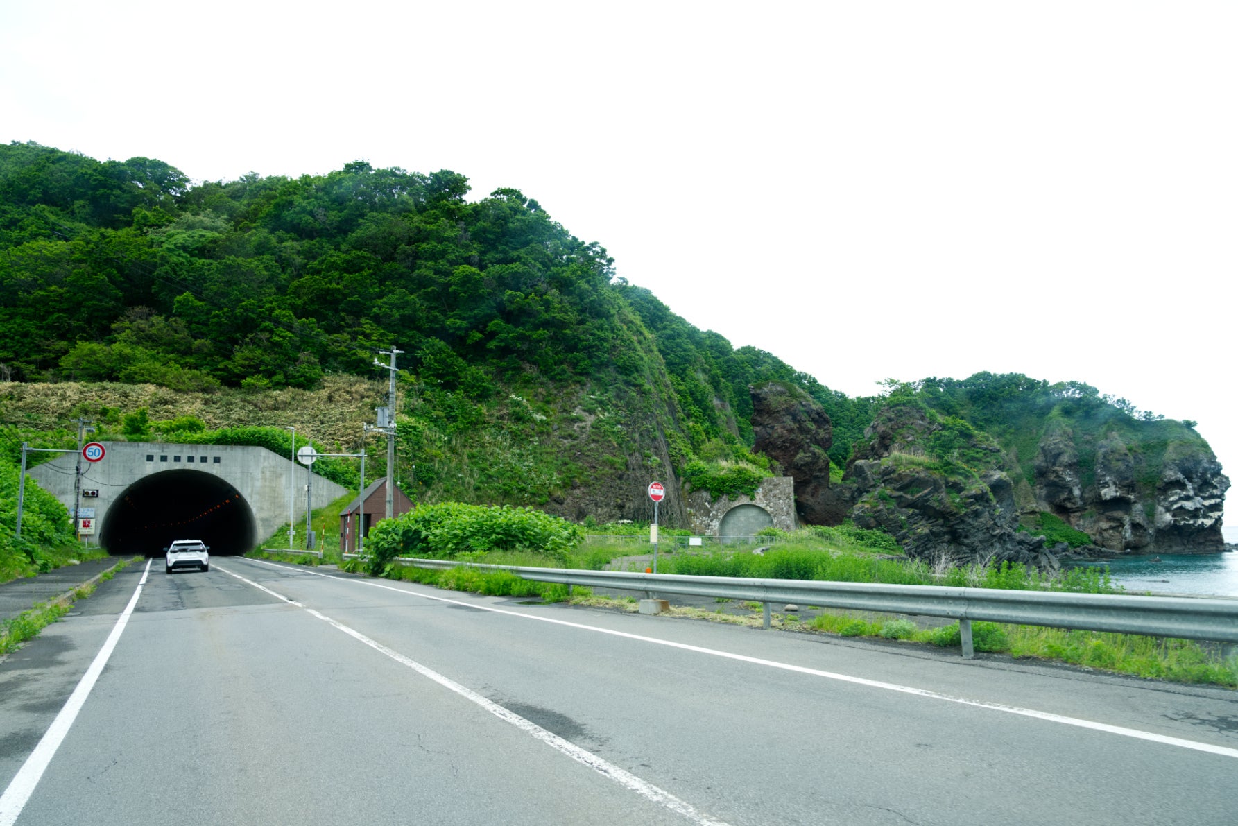 海岸沿いは奇岩が多い2