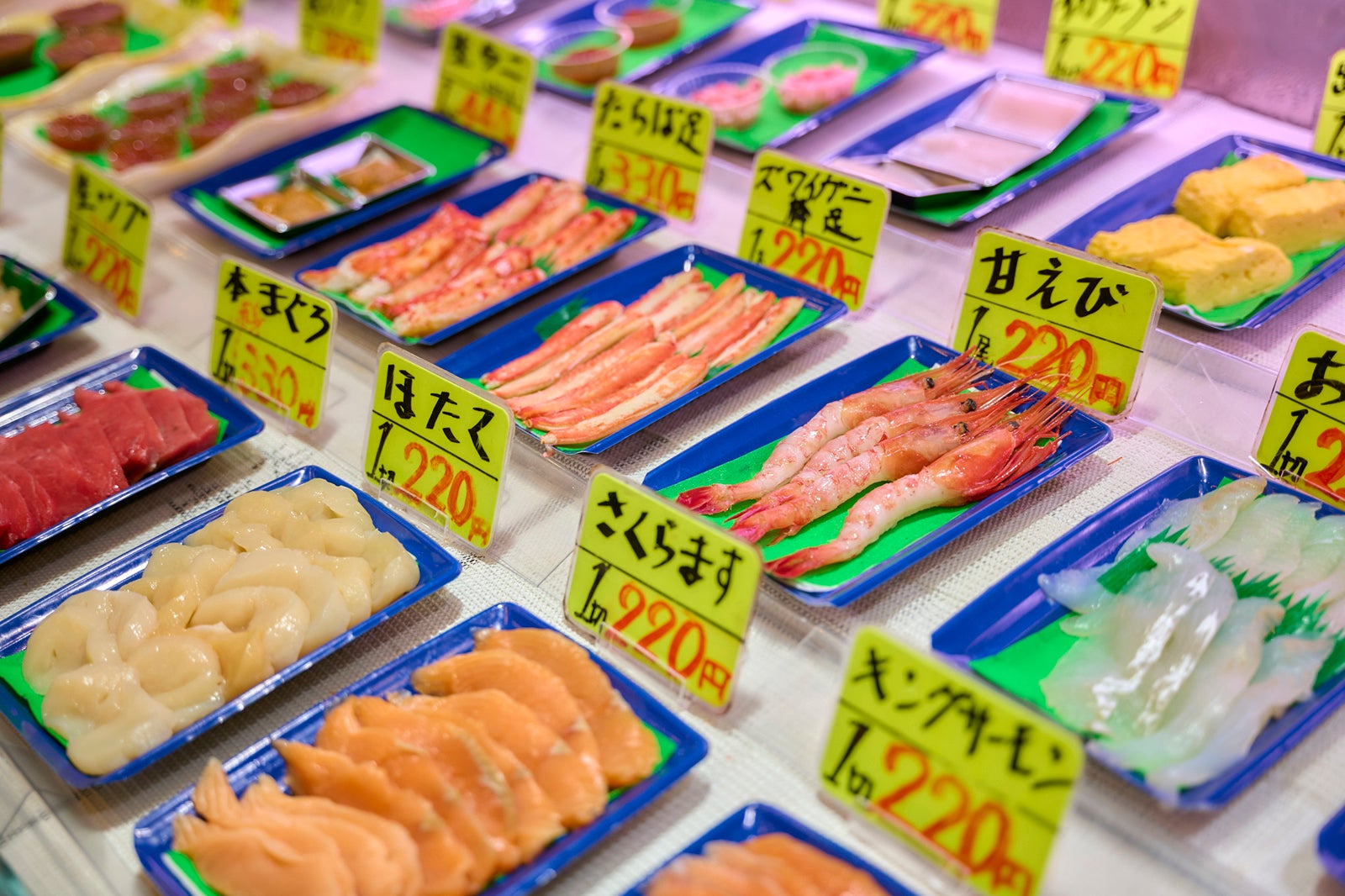 海鮮丼のネタが並ぶショーケース