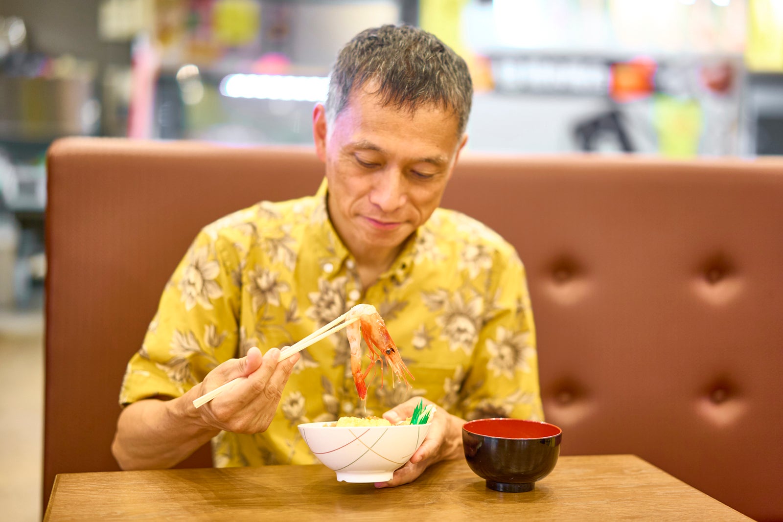 海鮮丼を食べる男性