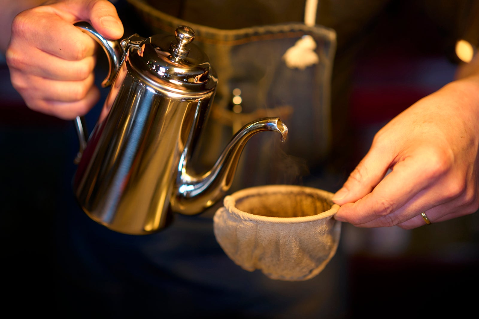 コーヒーを淹れる手元