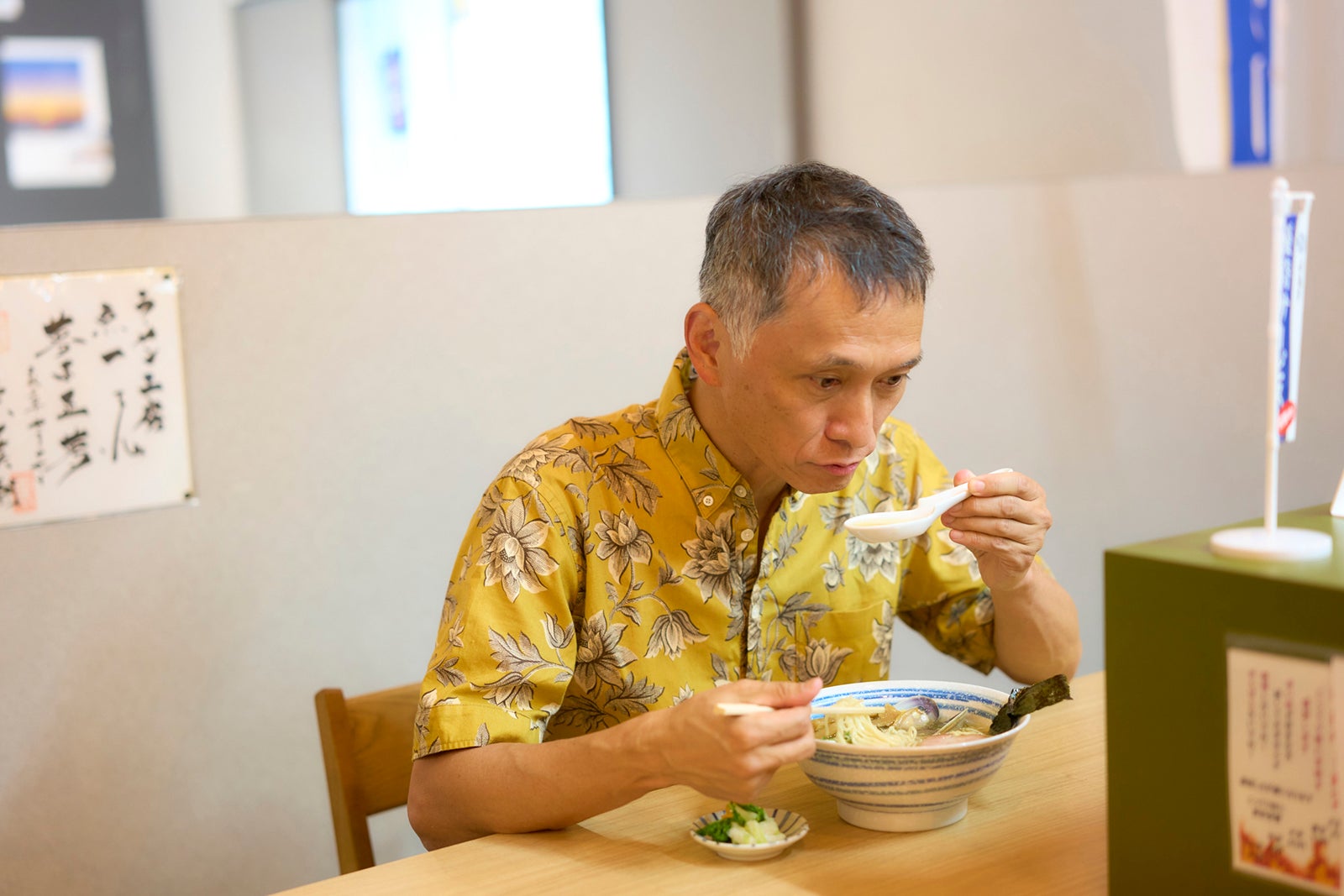 ラーメンを食べる男性