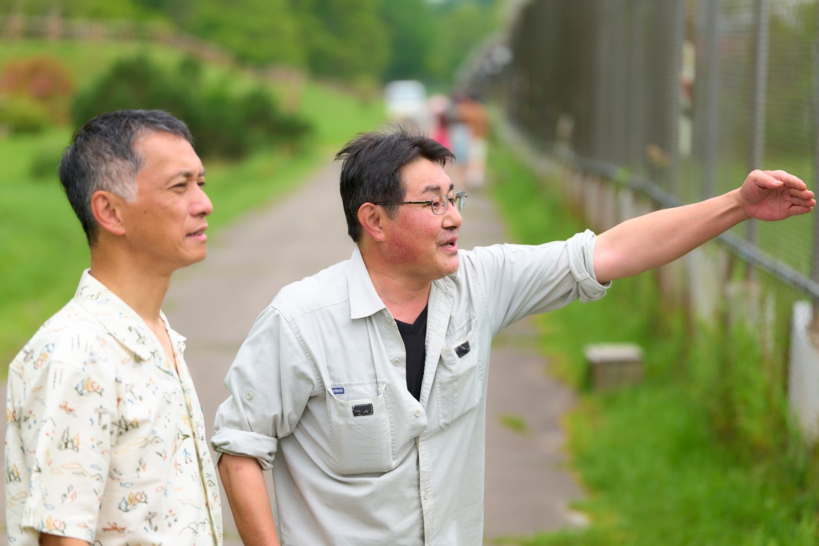 飼育員の男性と話を聞く男性