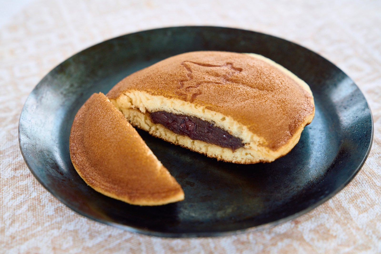皿にのせたどら焼きをカット