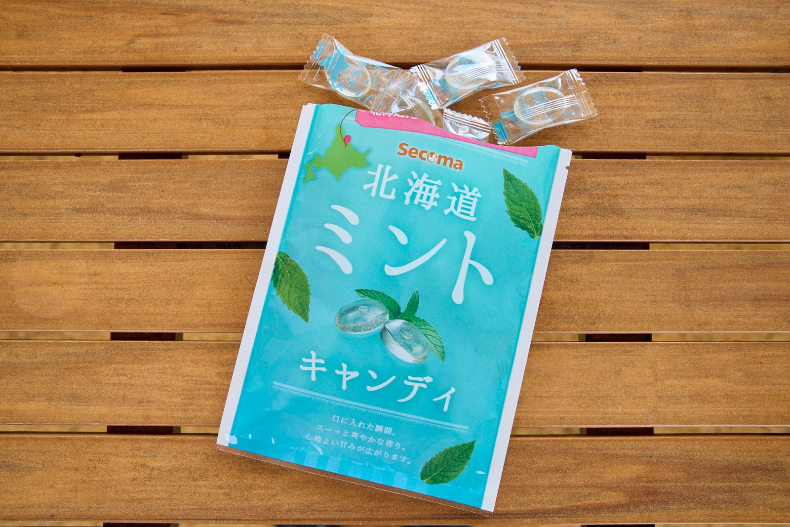 袋から少量を出したミントキャンディ
