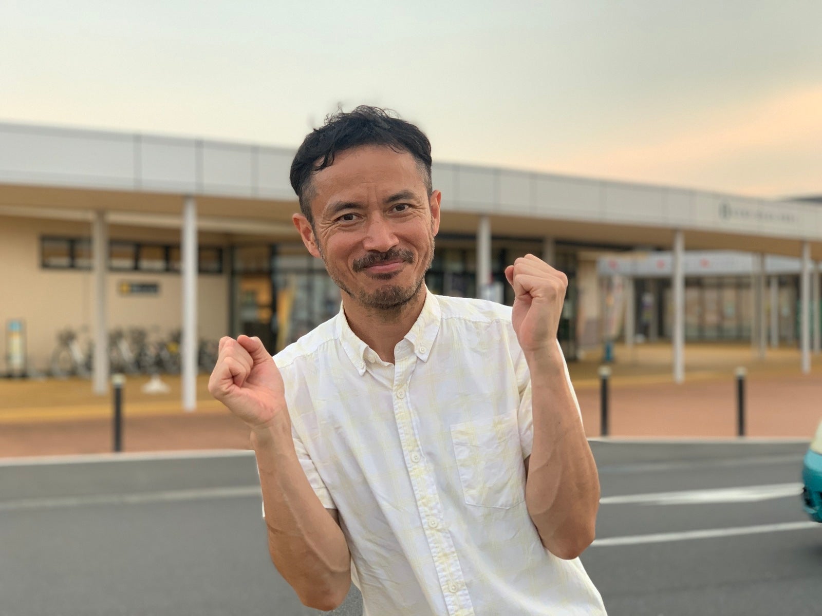 ガッツポーズをする男性