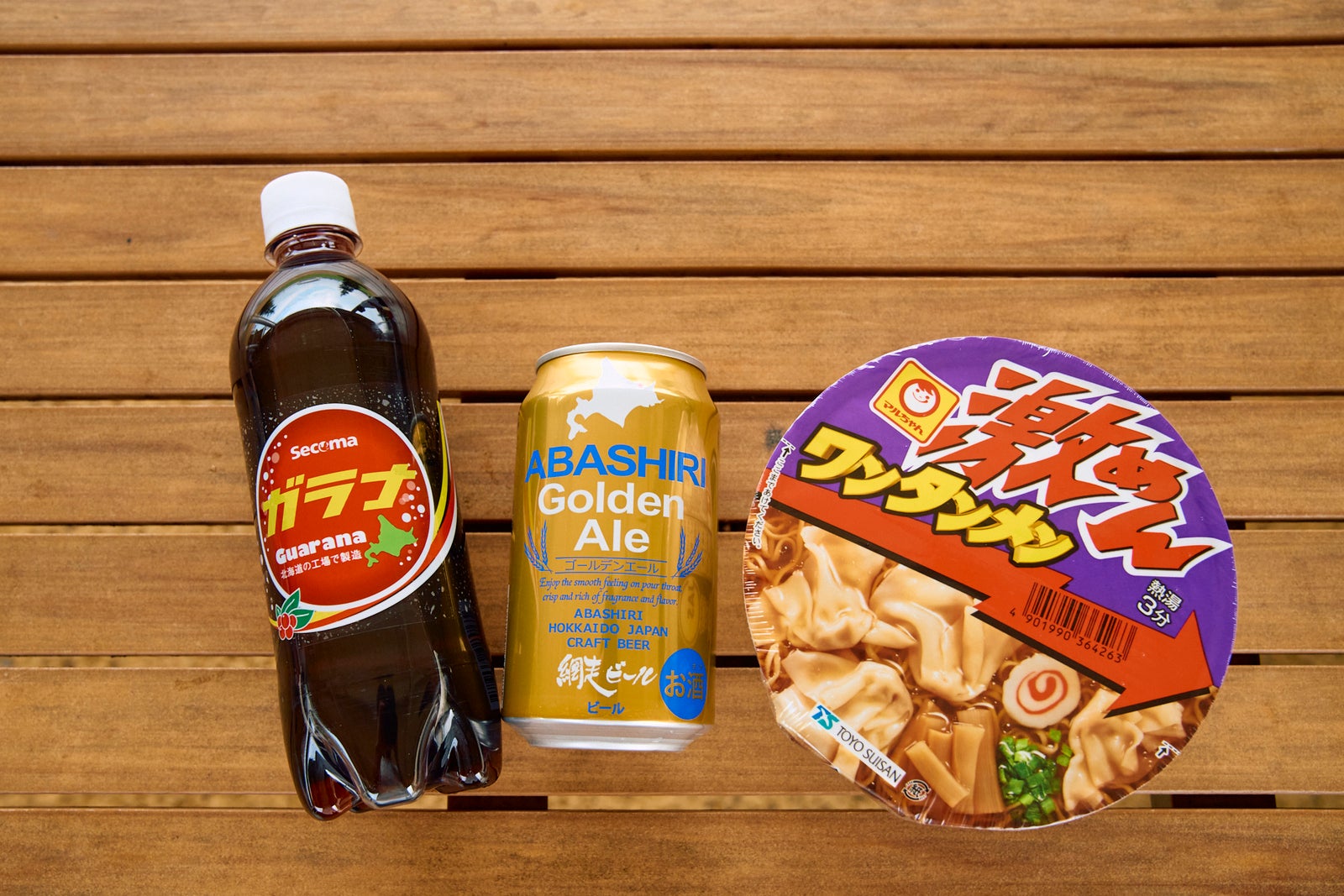 ガラナ、ビール、カップ麺を並べた写真