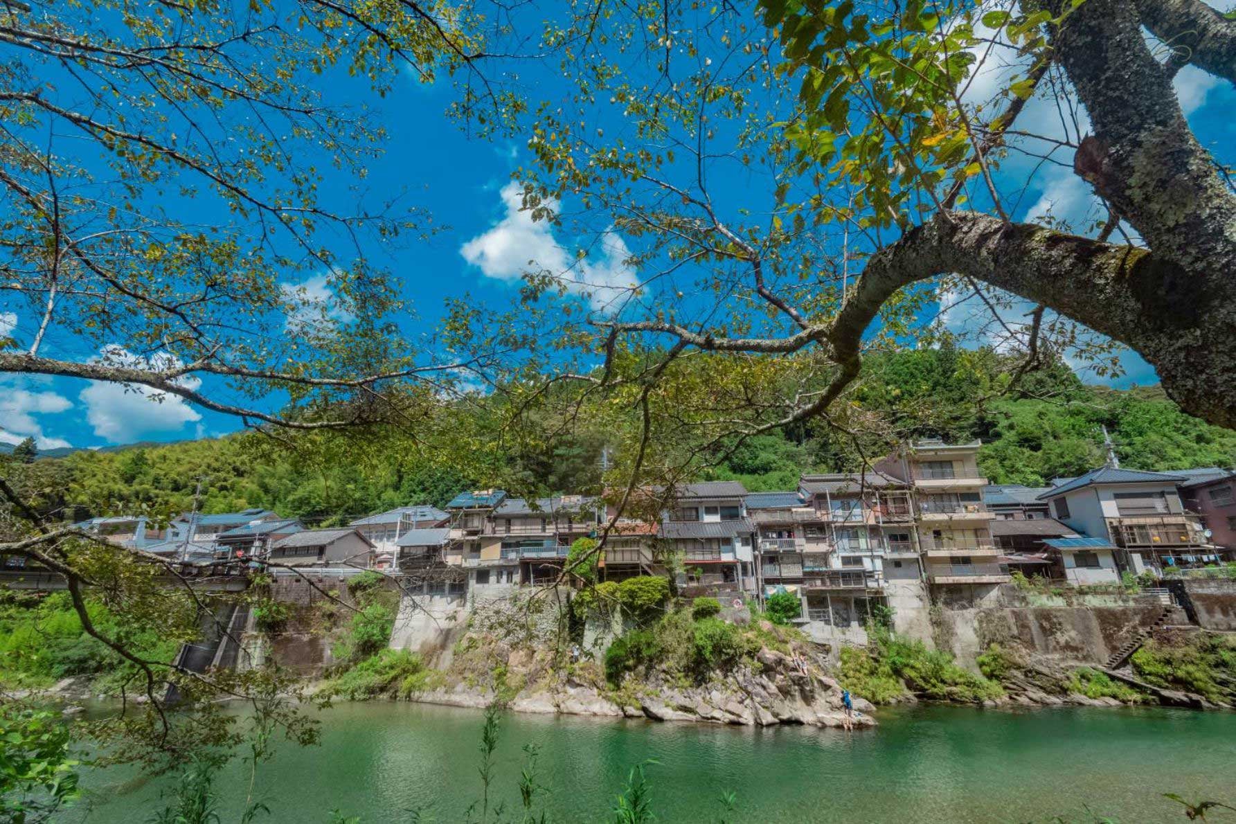川沿いに並ぶ家屋群
