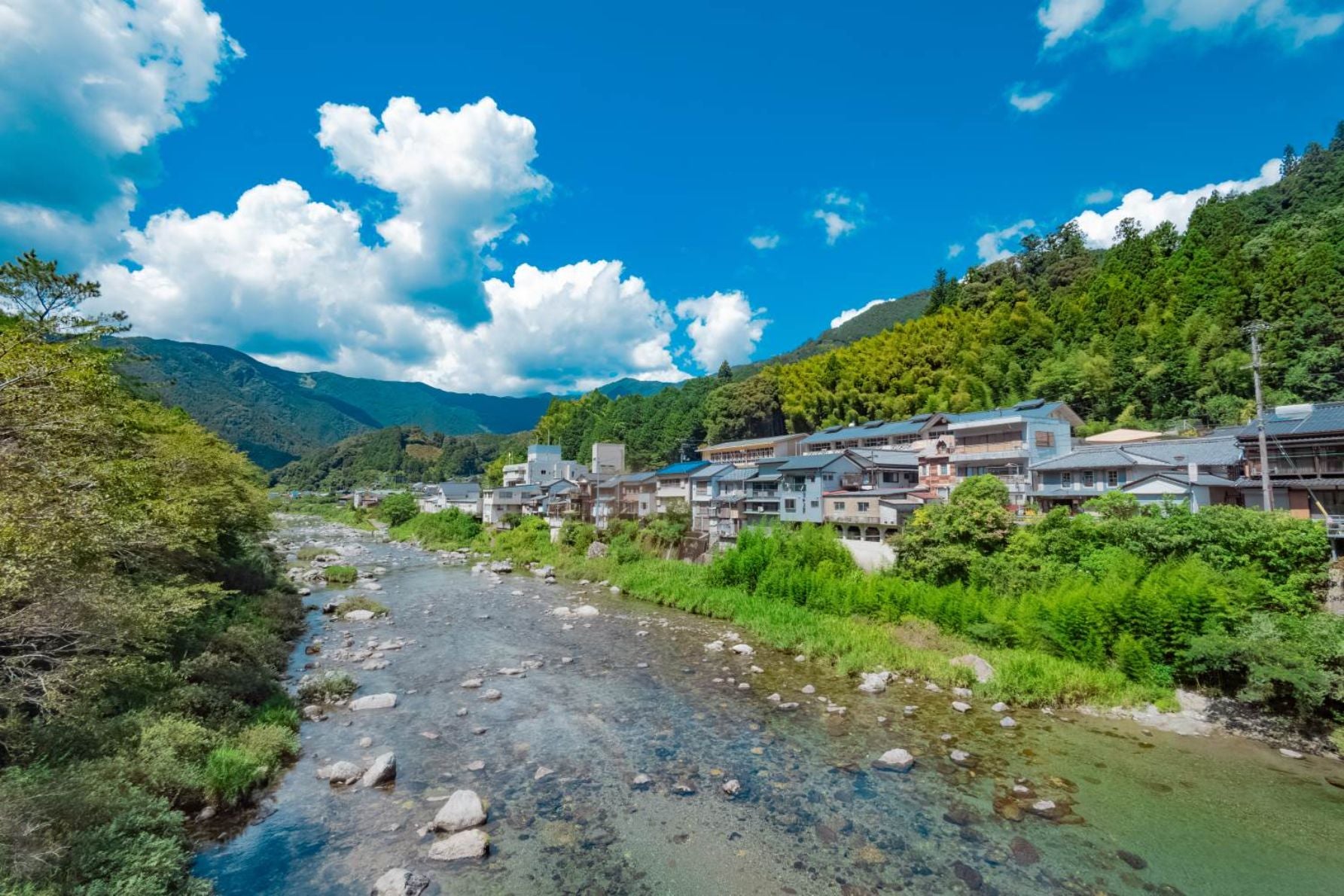 川沿いに並ぶ家屋群