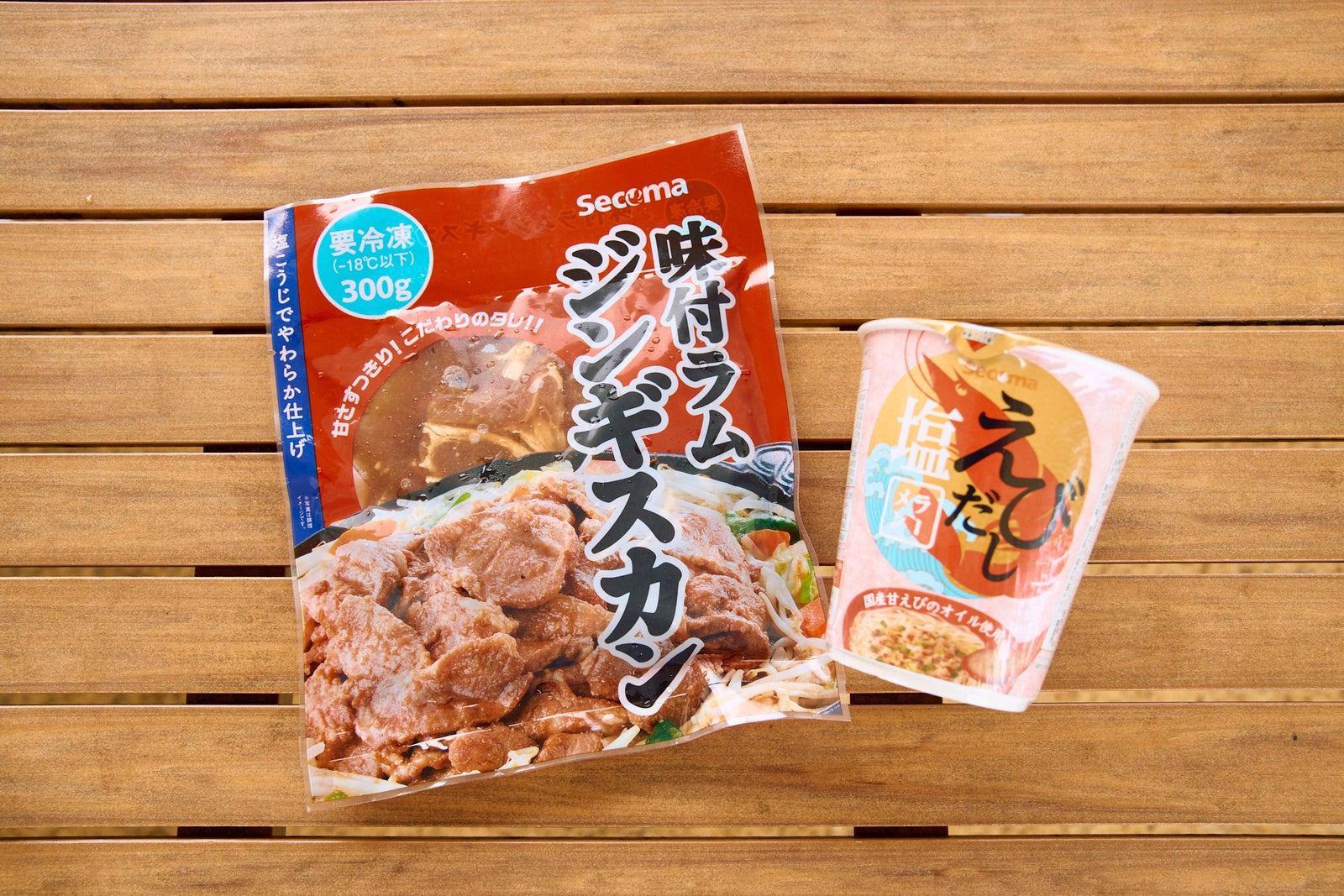 セコマの冷凍ジンギスカンパックとカップ麺の並び写真