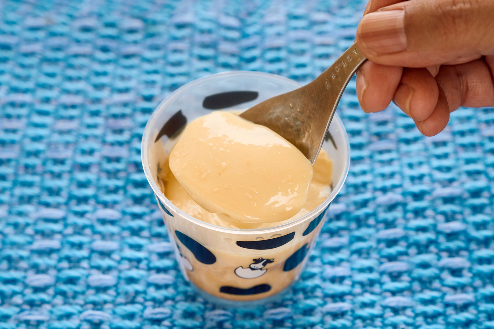 セコマPBのミルクプリンをスプーンですくう