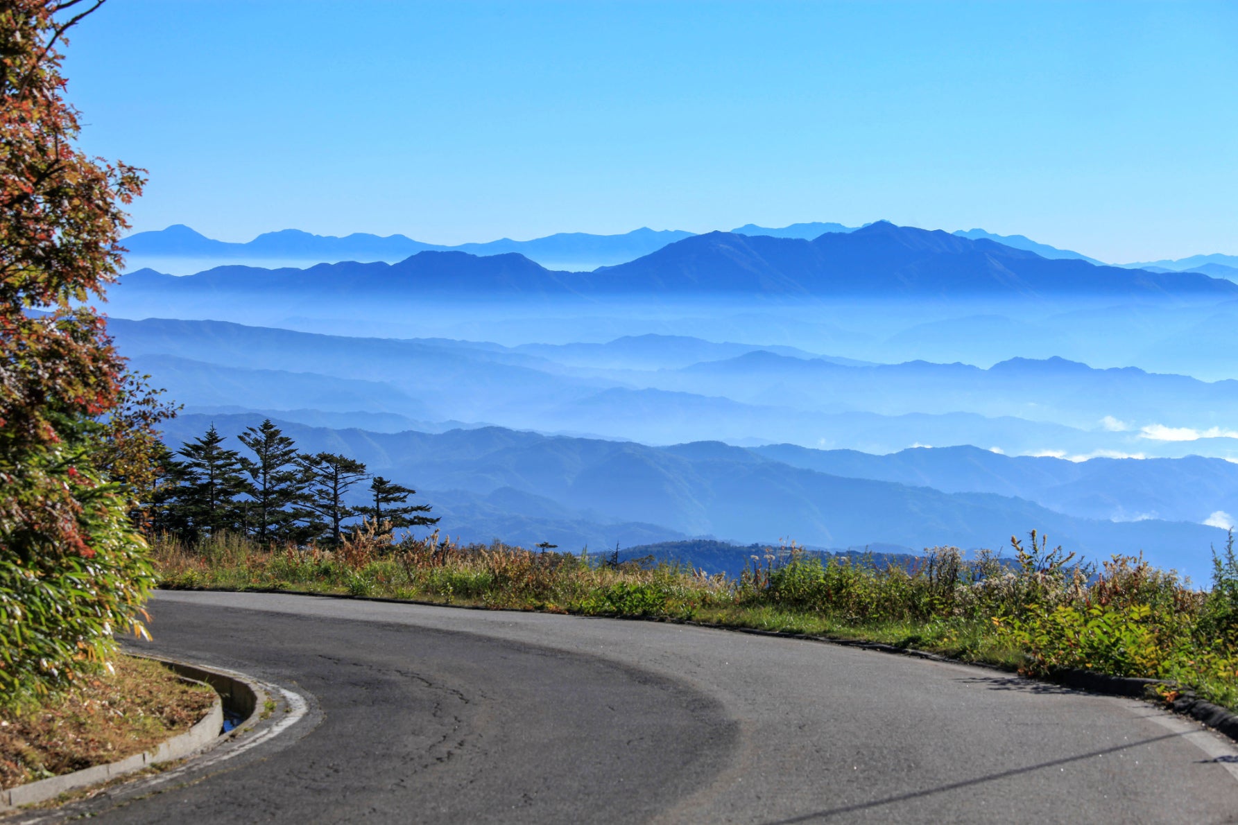 写真4 標高が高いこともあり、雄大な山々を真横に望み、雲海も見られる場所だ