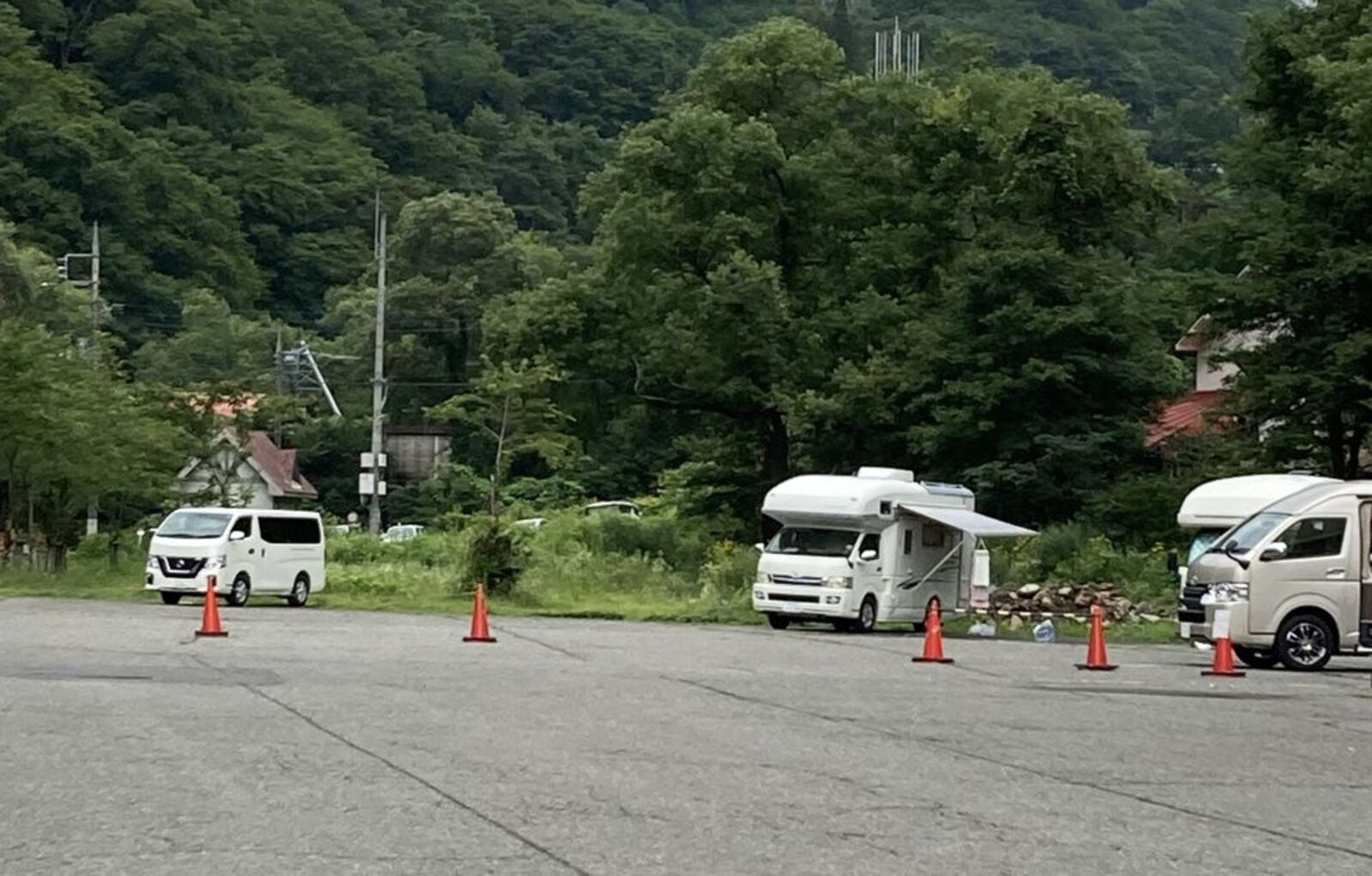 群馬県・谷川岳RVパークのサイトに駐車しているキャンピングカー