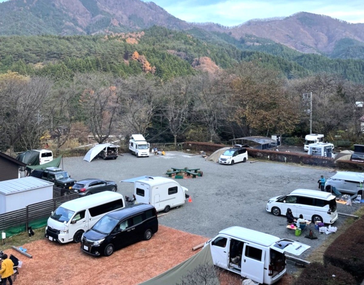 山梨県のRVパーク Annex 道志のサイトで車中泊する車両の数々