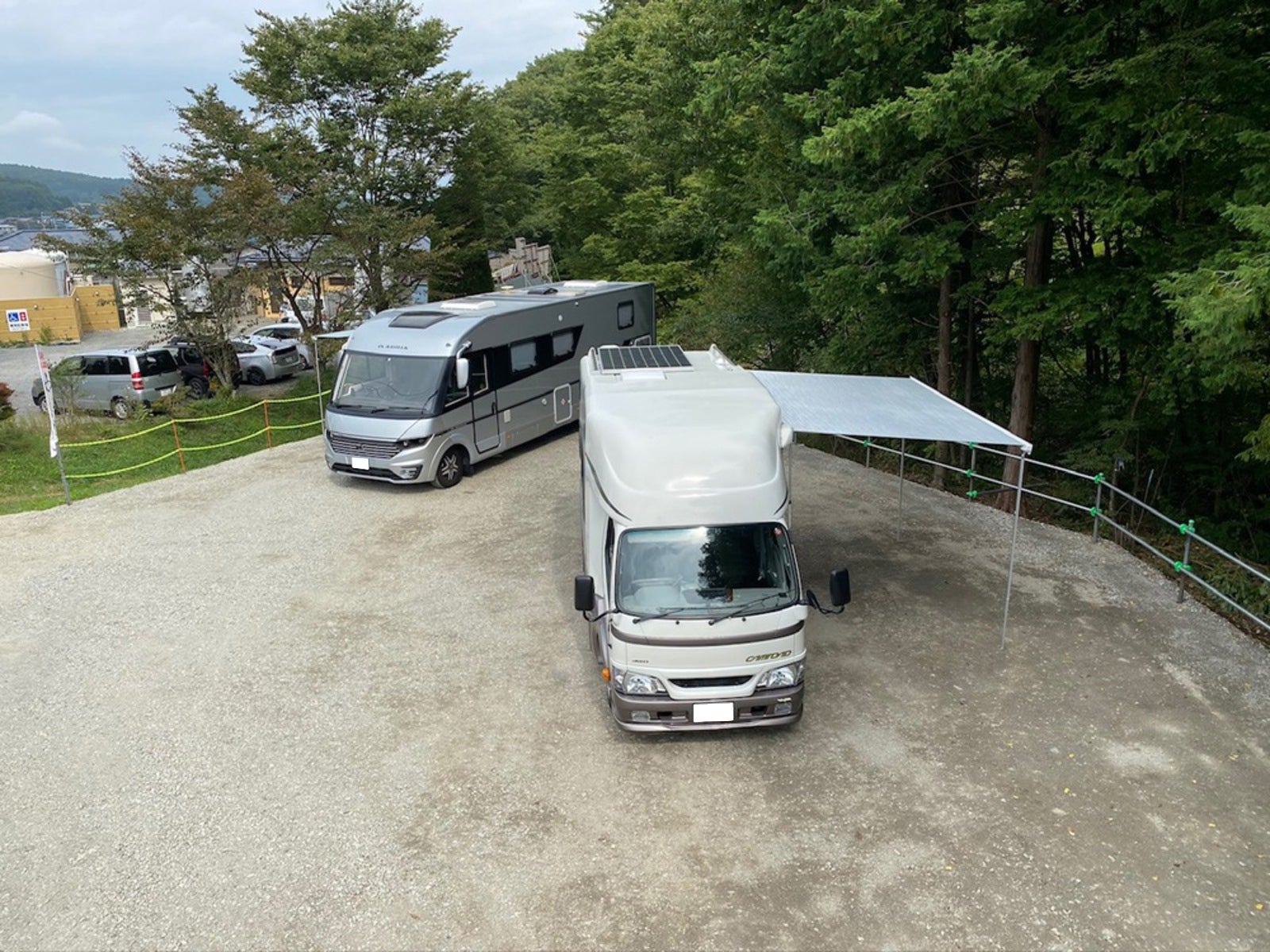 【長野県】RVパークゆーとろん水神の湯のサイトに駐車しているキャンピングカー