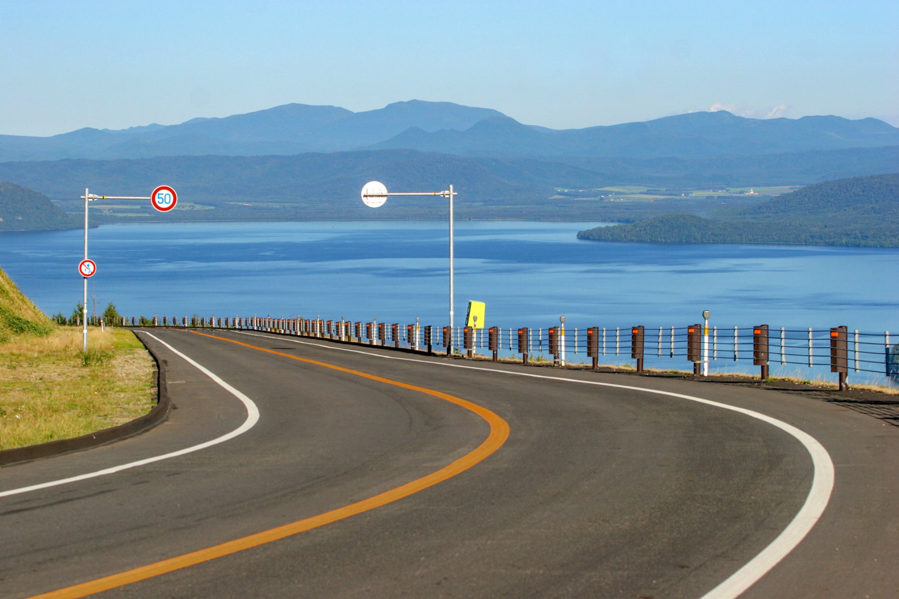 写真2 突然現れる屈斜路湖の景色には驚かされる