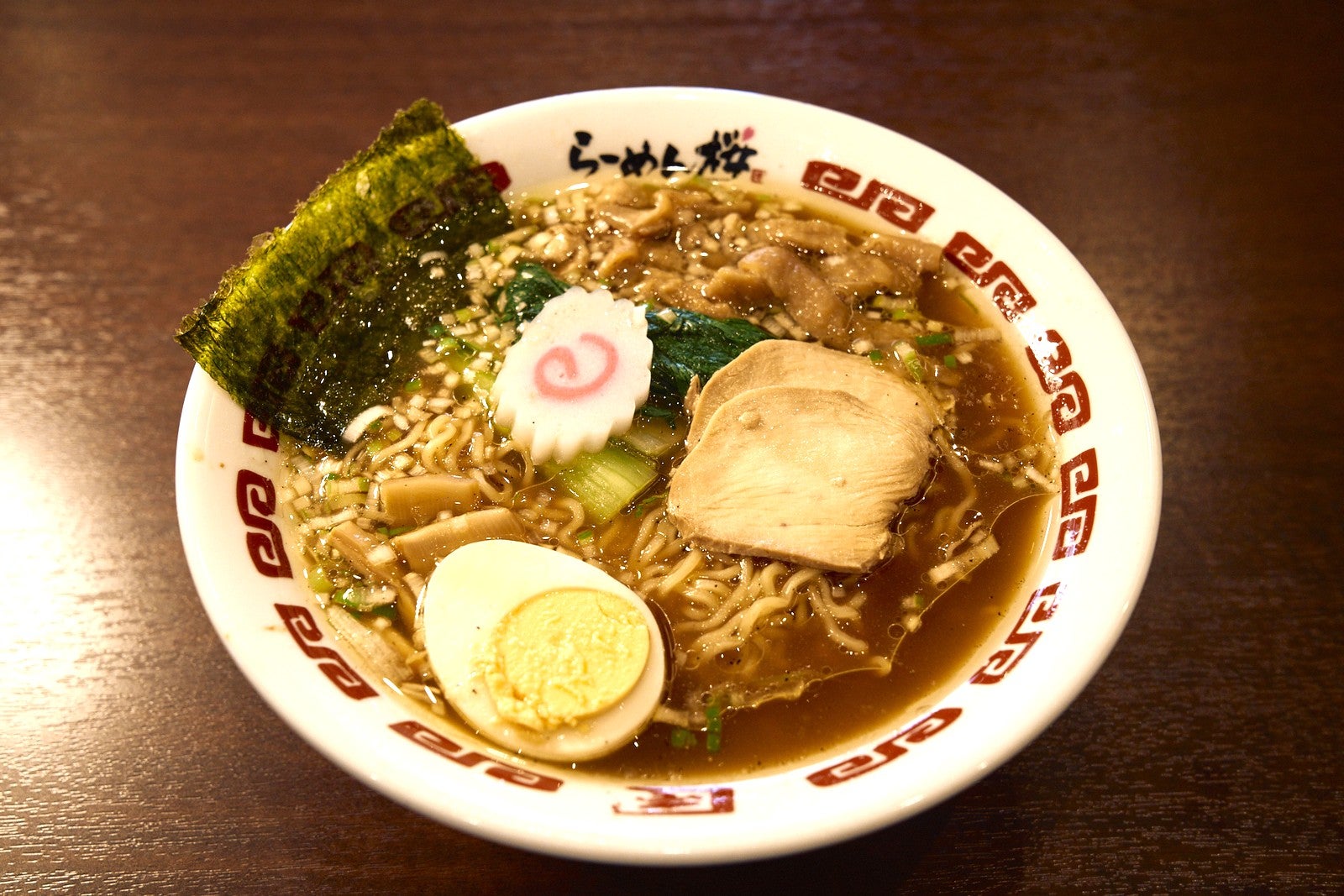 どんぶりにはいった醤油ラーメン