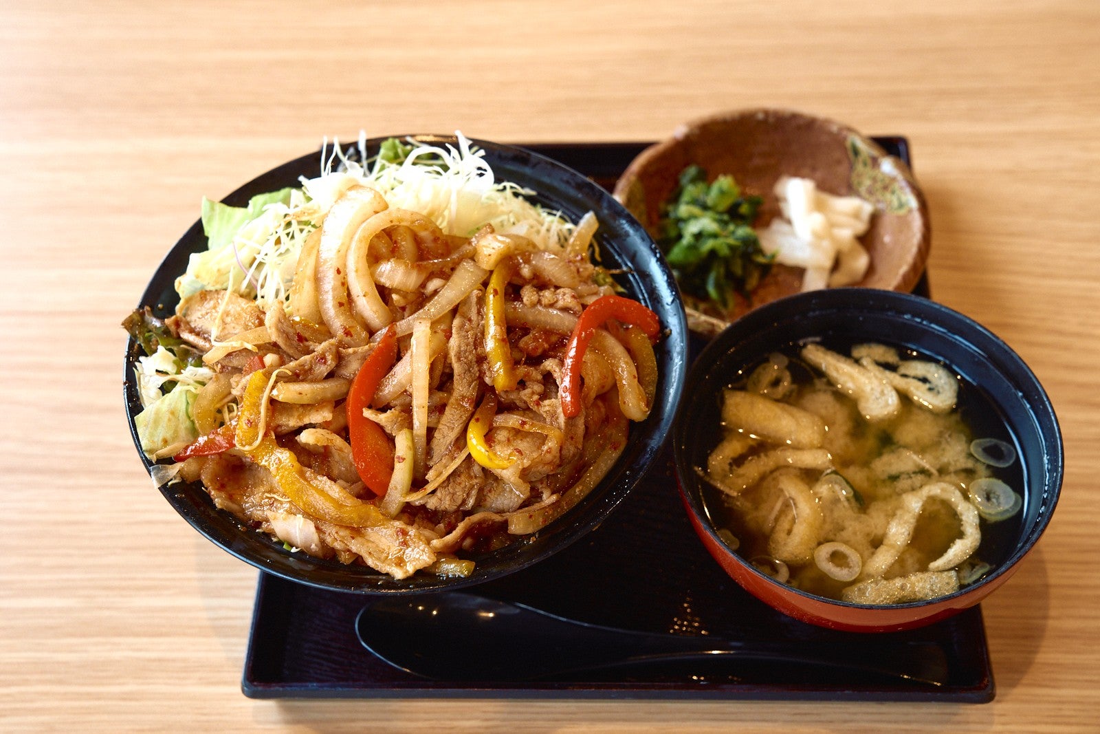 トレーにのったピリ辛味噌キングポーク丼