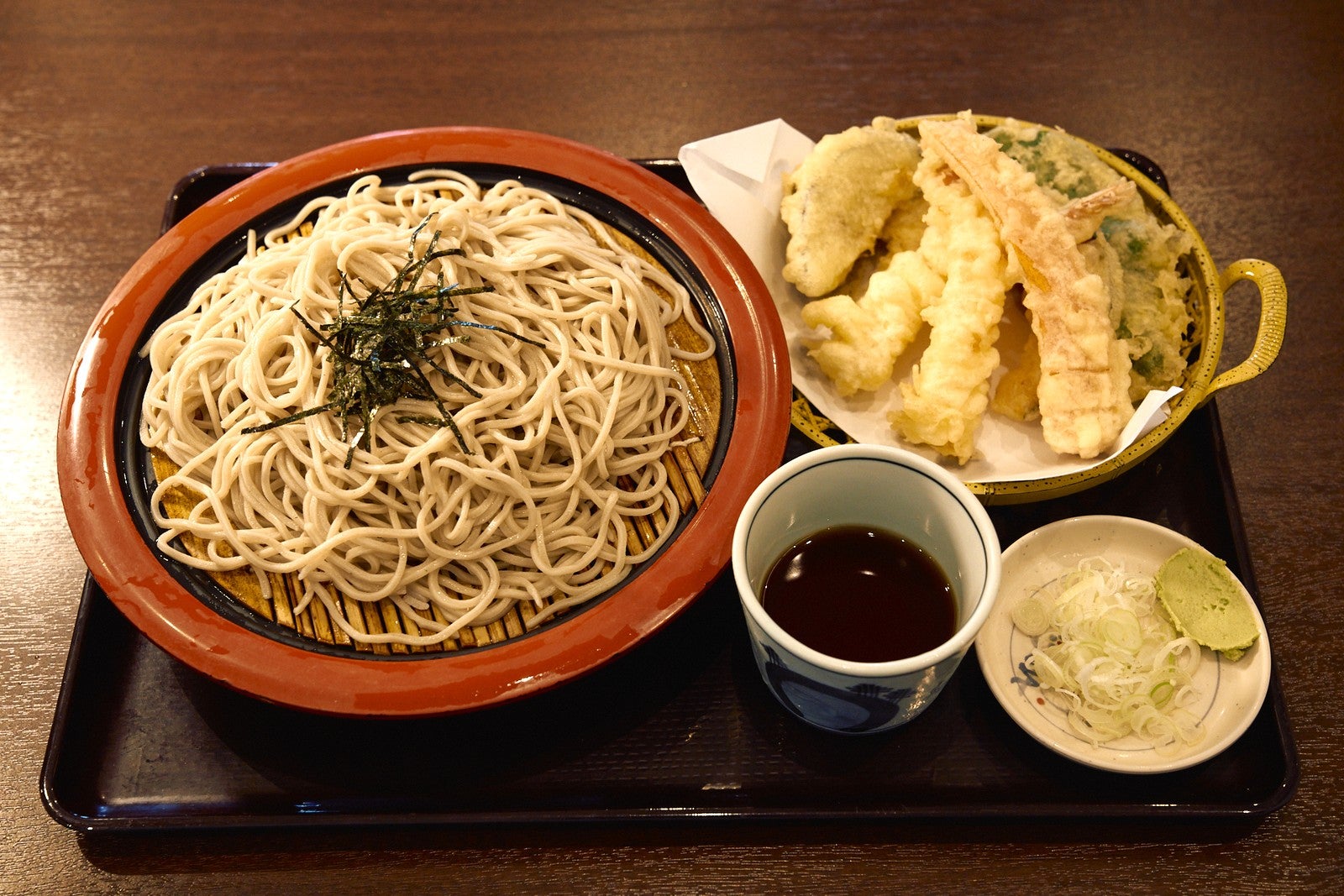 トレーにのった季節の野菜天ざるそばセット