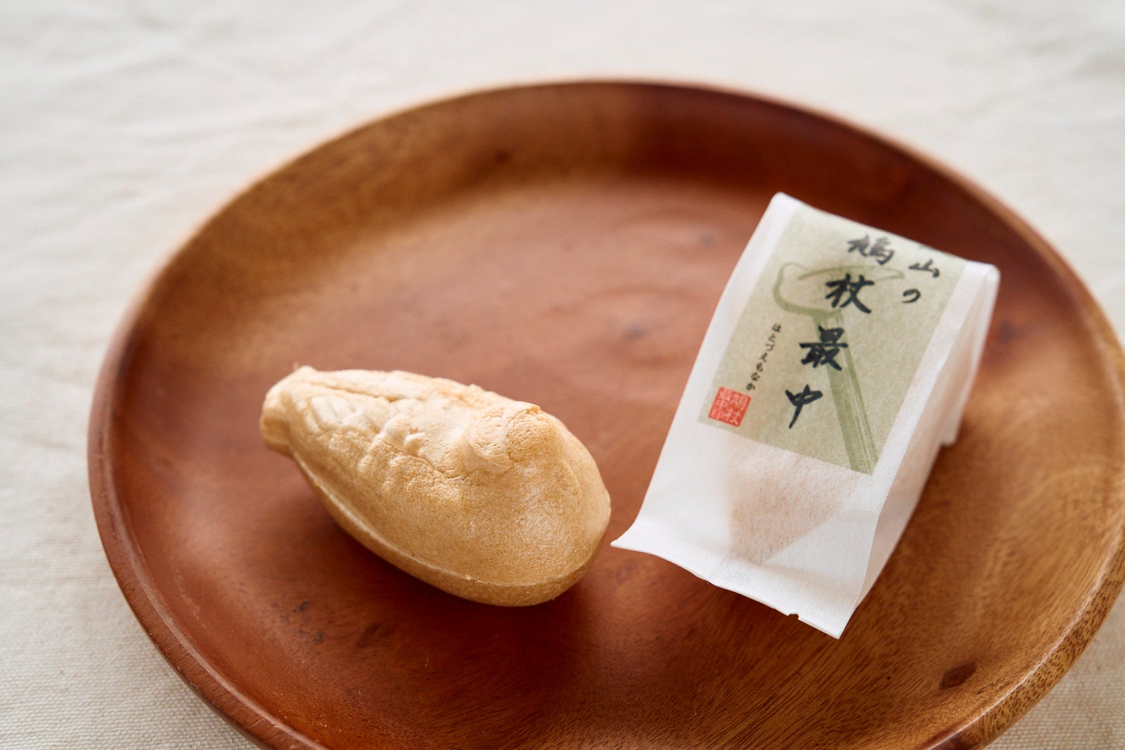 トレイに載せた鳩杖最中のパッケージとお菓子本体