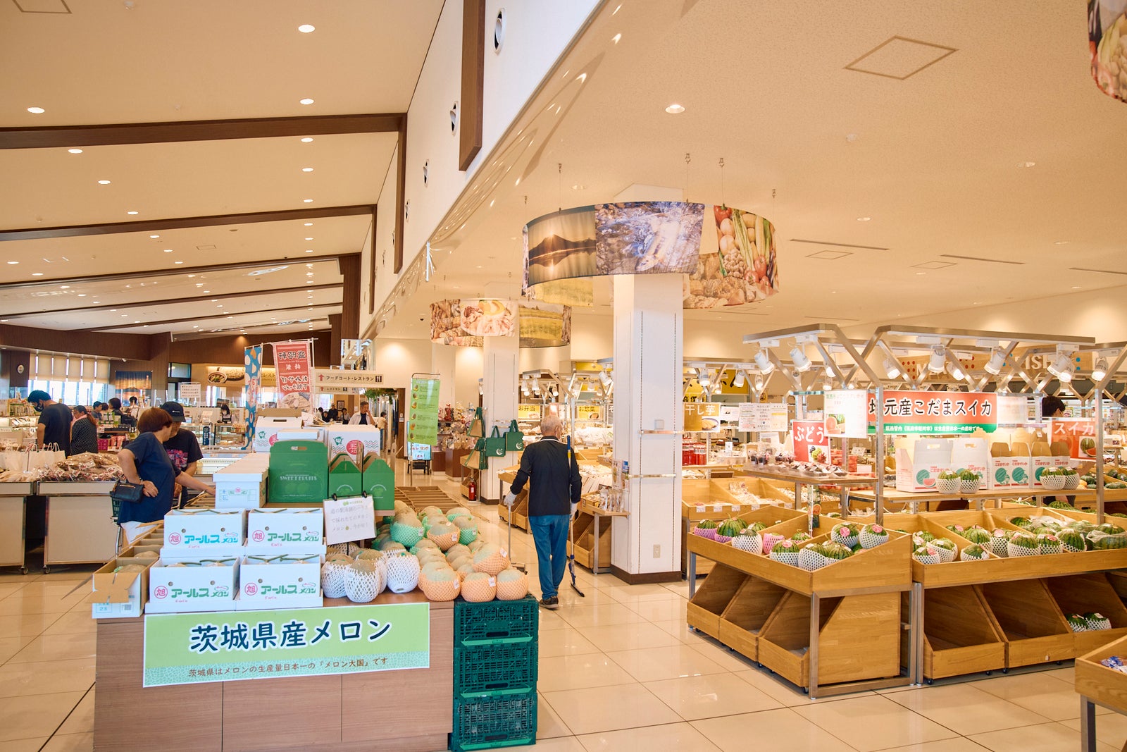 道の駅グランテラス筑西の店内産直コーナーに並ぶメロンやスイカ