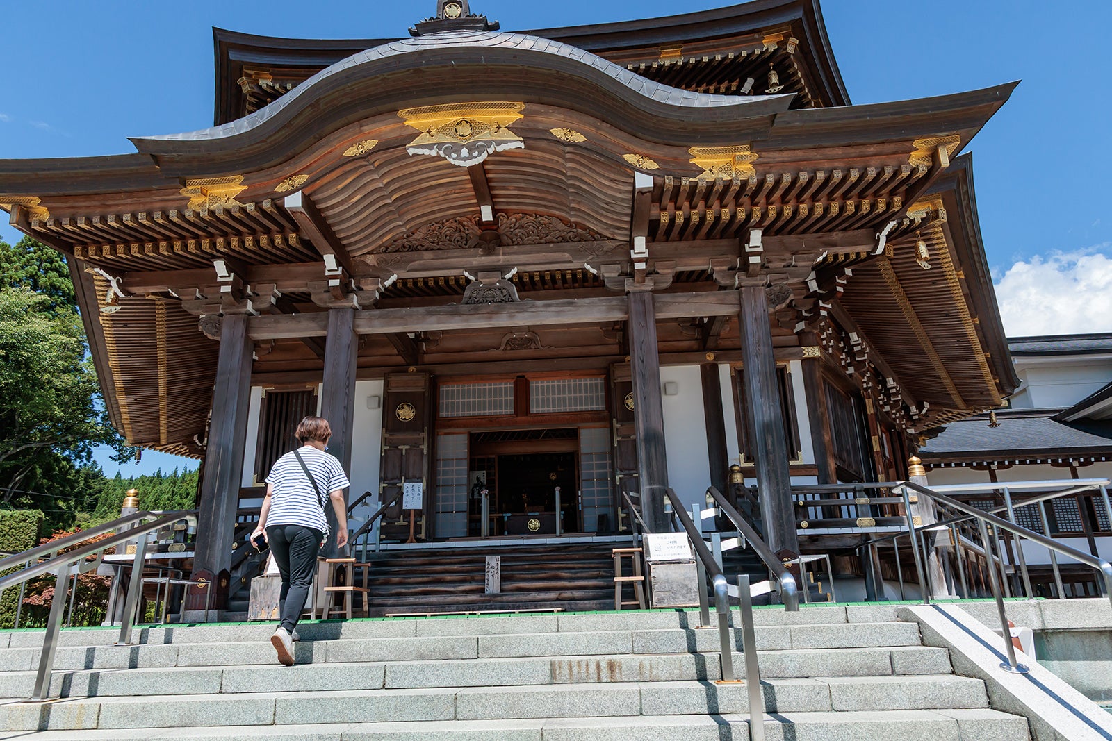 定義如来西方寺の大本堂に向かう筆者