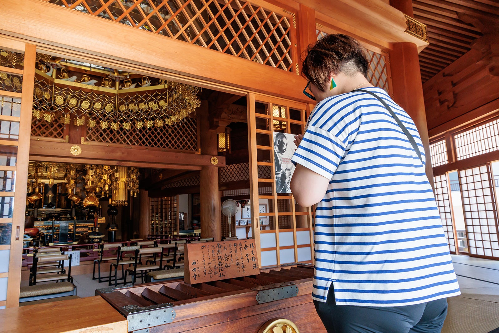 定義如来西方寺大本堂で願いを伝える筆者