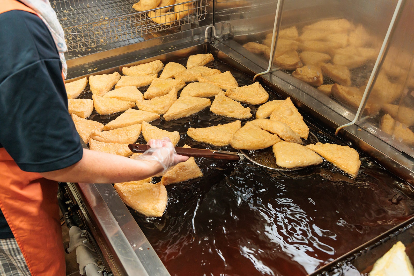 定義名物「三角定義あぶらあげ」。どんどん揚げられるのも楽しい