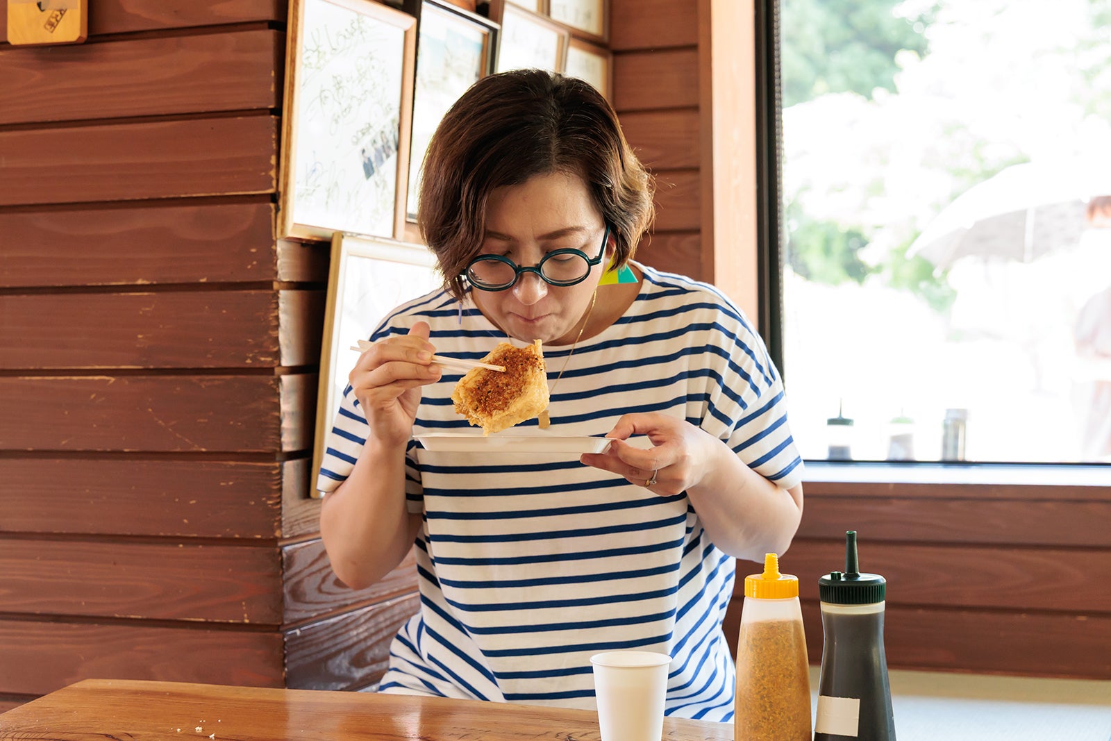 三角定義あぶらあげを食べる筆者