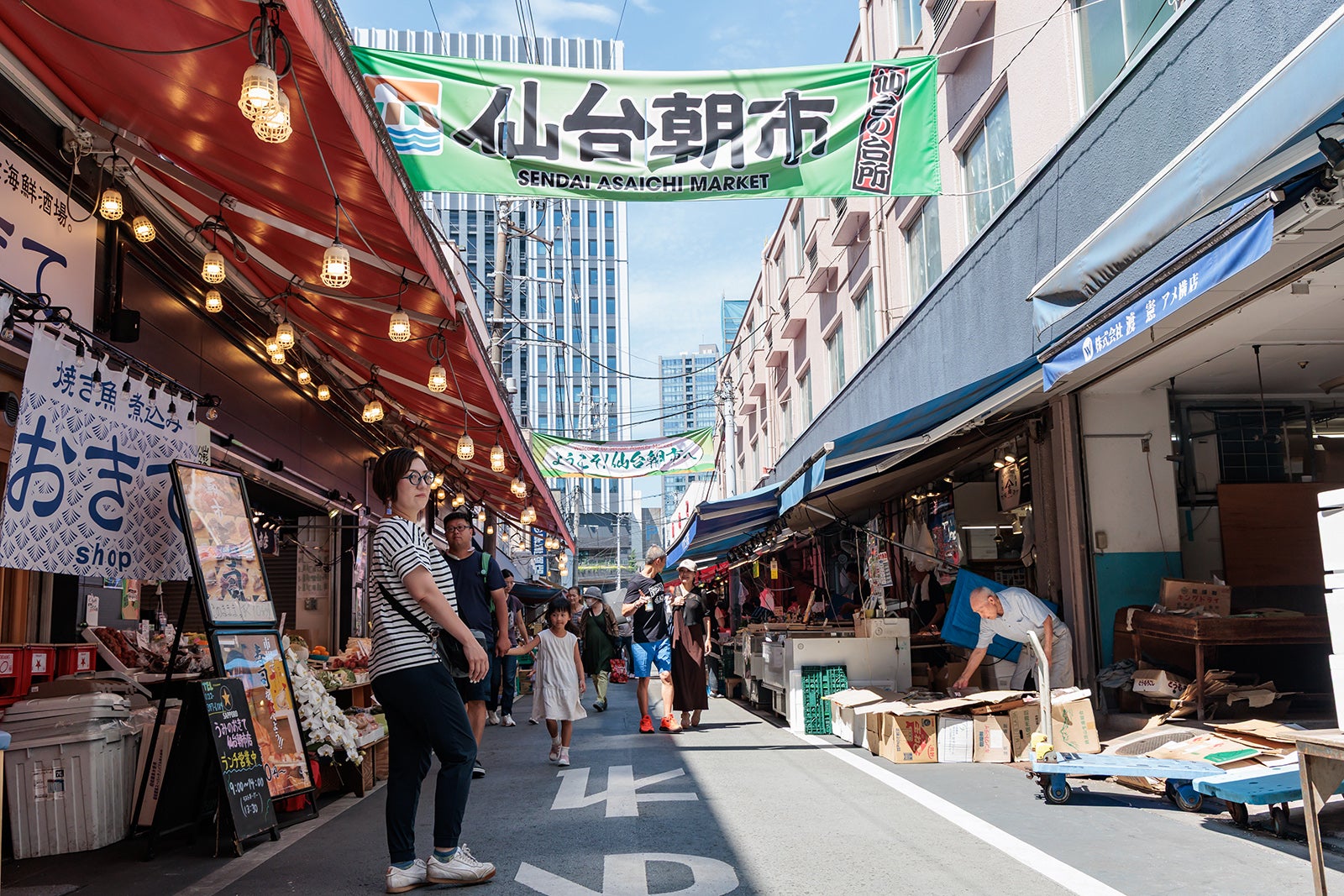 仙台朝市をそぞろ歩く筆者